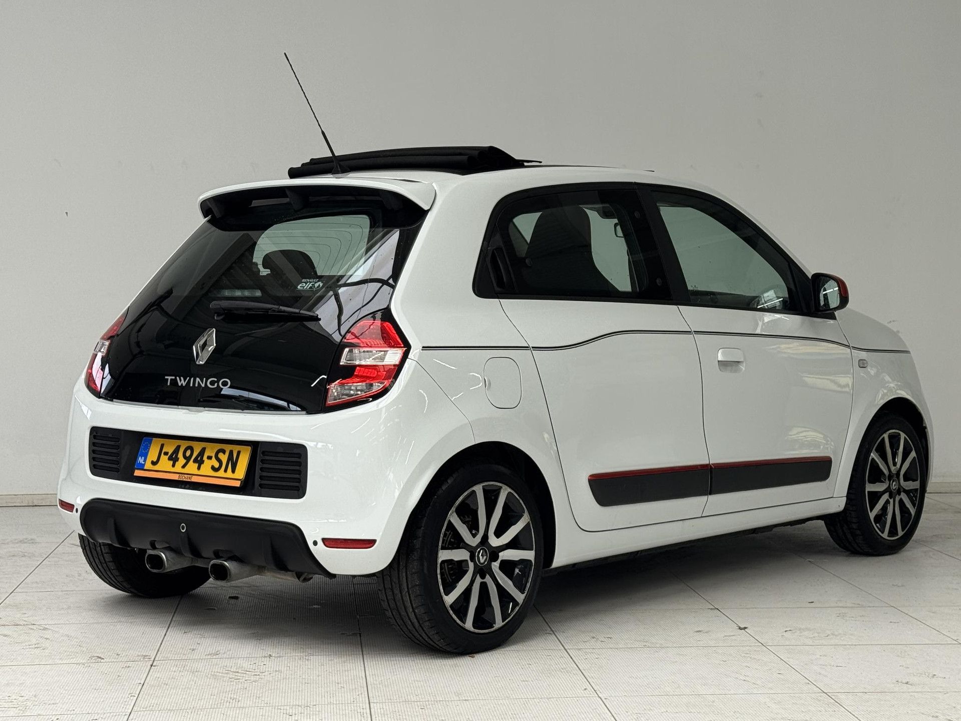 Renault Twingo met kenteken J-494-SN – achteraanzicht