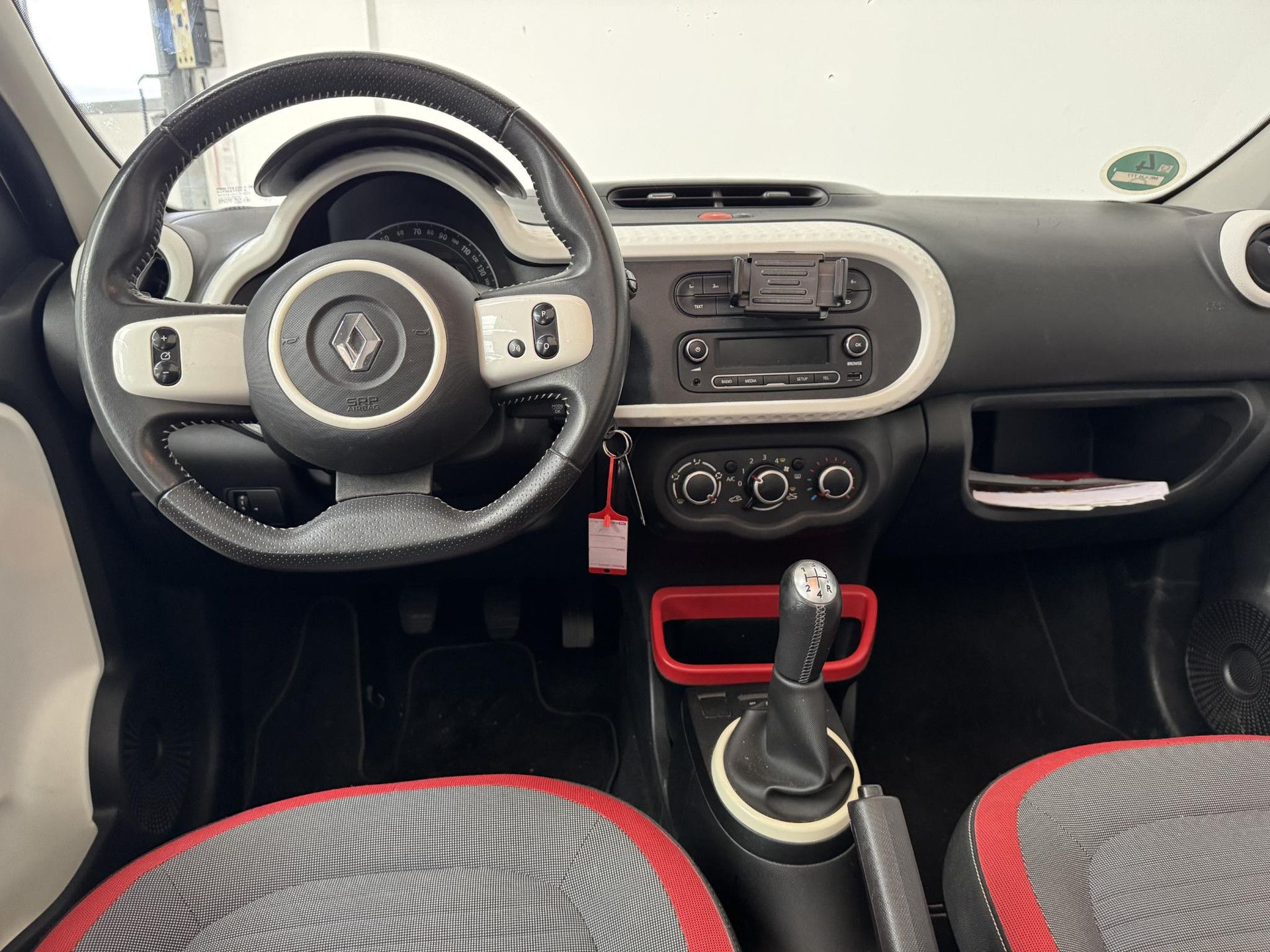 Renault Twingo met kenteken J-494-SN – interieur