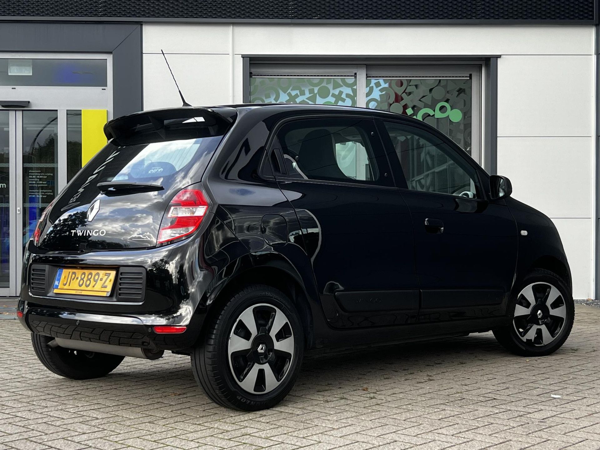 Renault Twingo met kenteken JP-889-Z – achteraanzicht