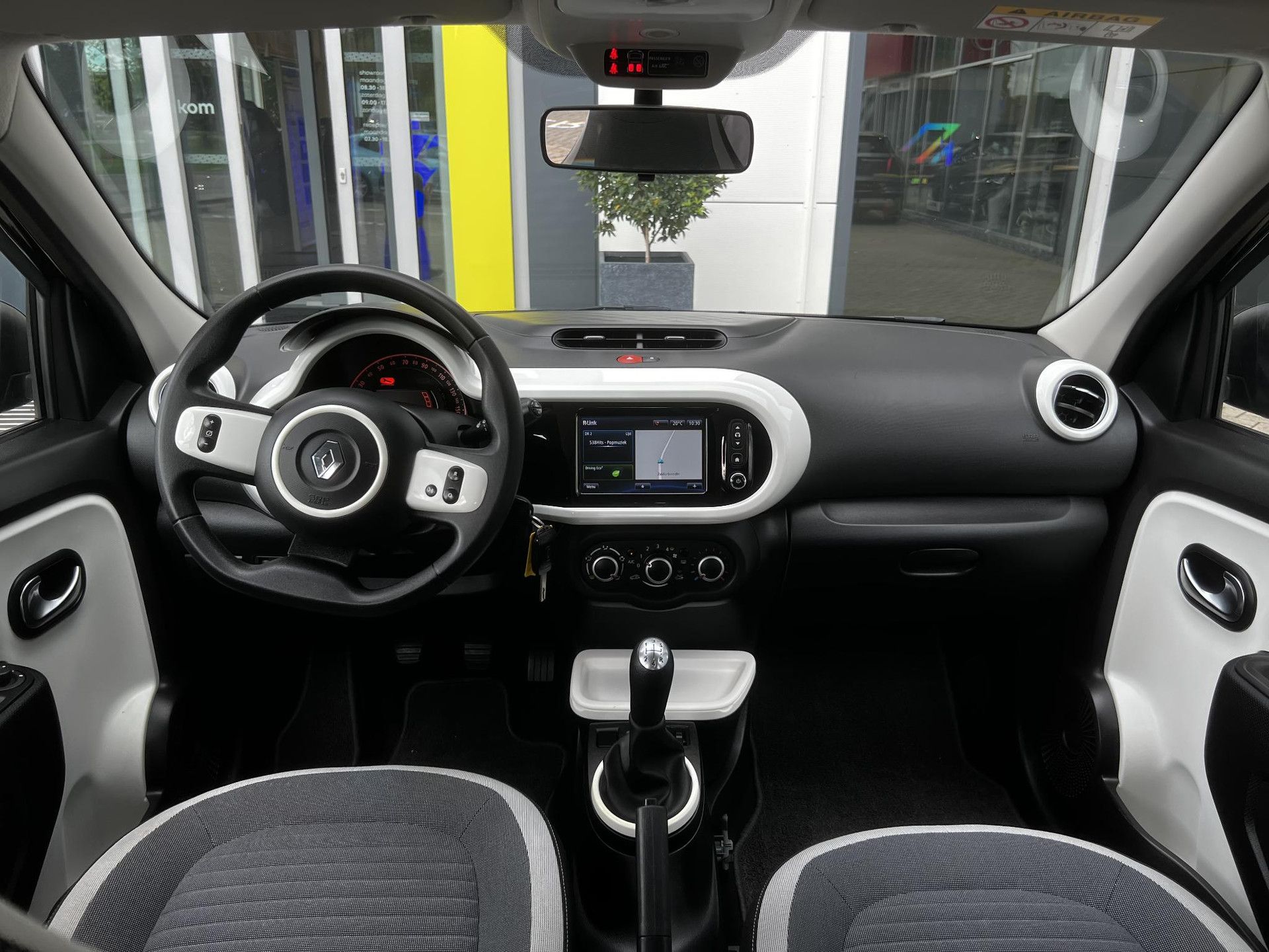 Renault Twingo met kenteken JP-889-Z – interieur