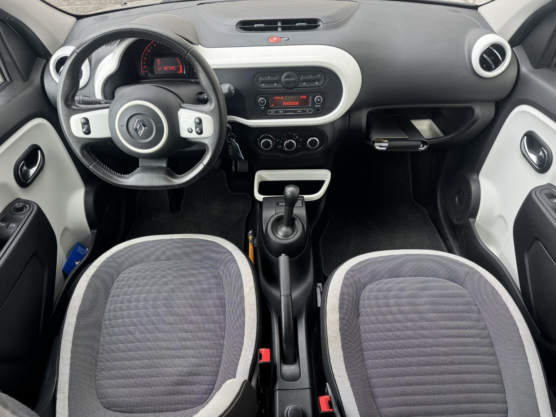 Renault Twingo met kenteken RS-125-N – interieur