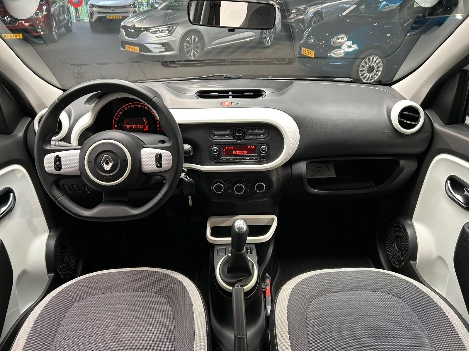 Renault Twingo met kenteken SX-108-F – interieur