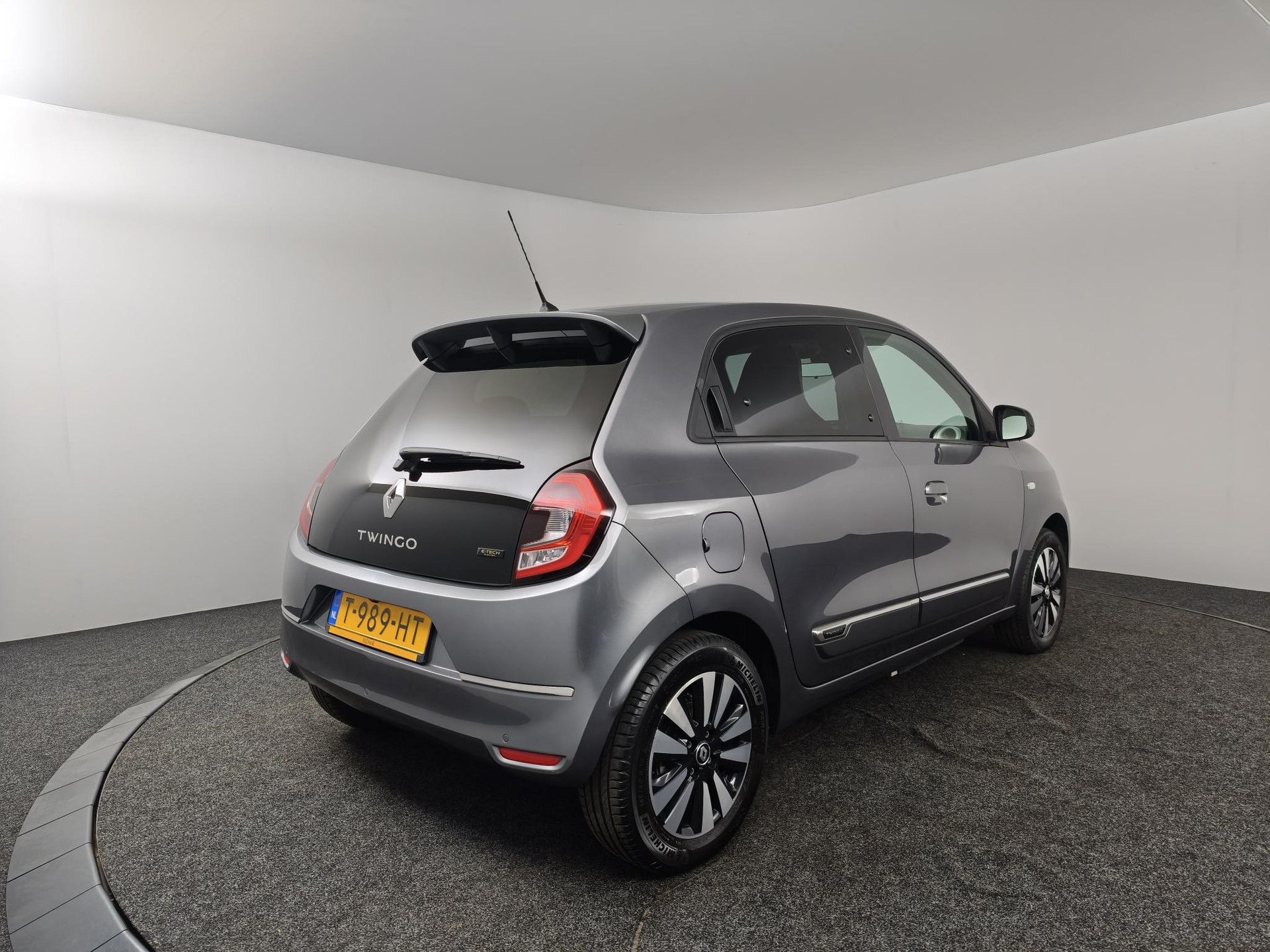 Renault Twingo met kenteken T-989-HT – achteraanzicht