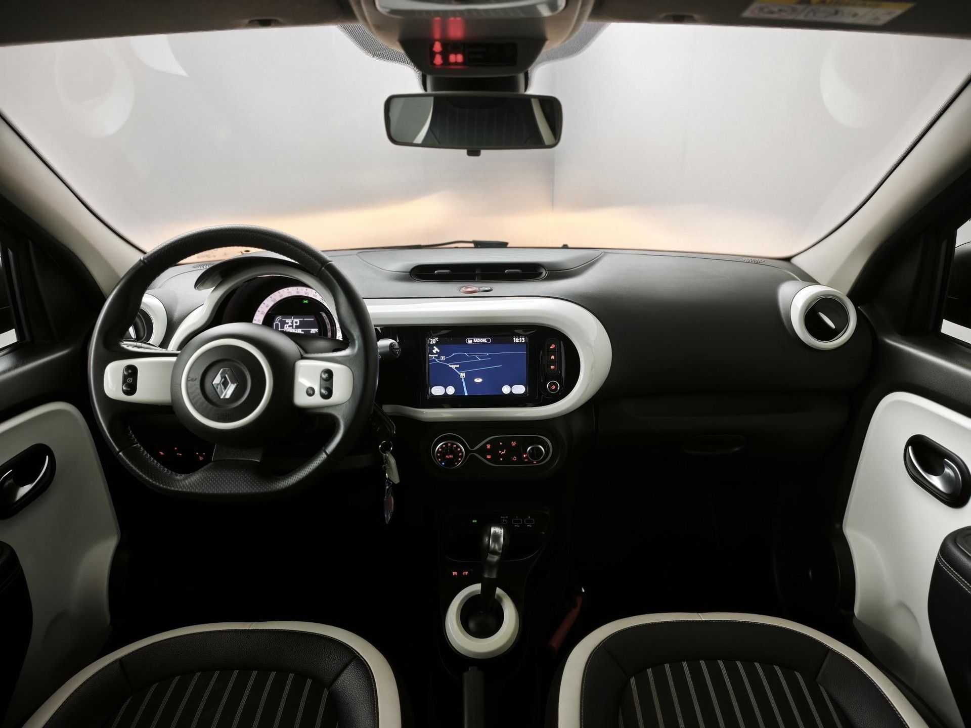 Renault Twingo met kenteken T-989-HT – interieur
