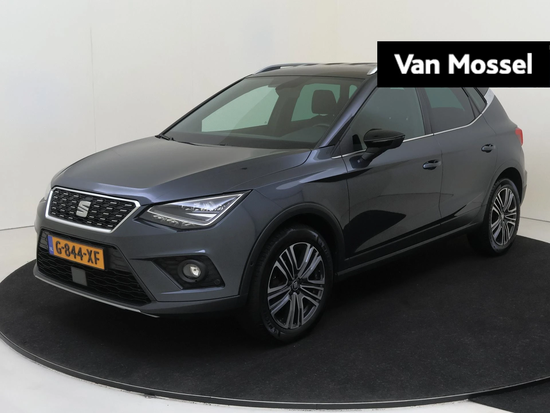 SEAT Arona met kenteken 56100 – autofoto 2