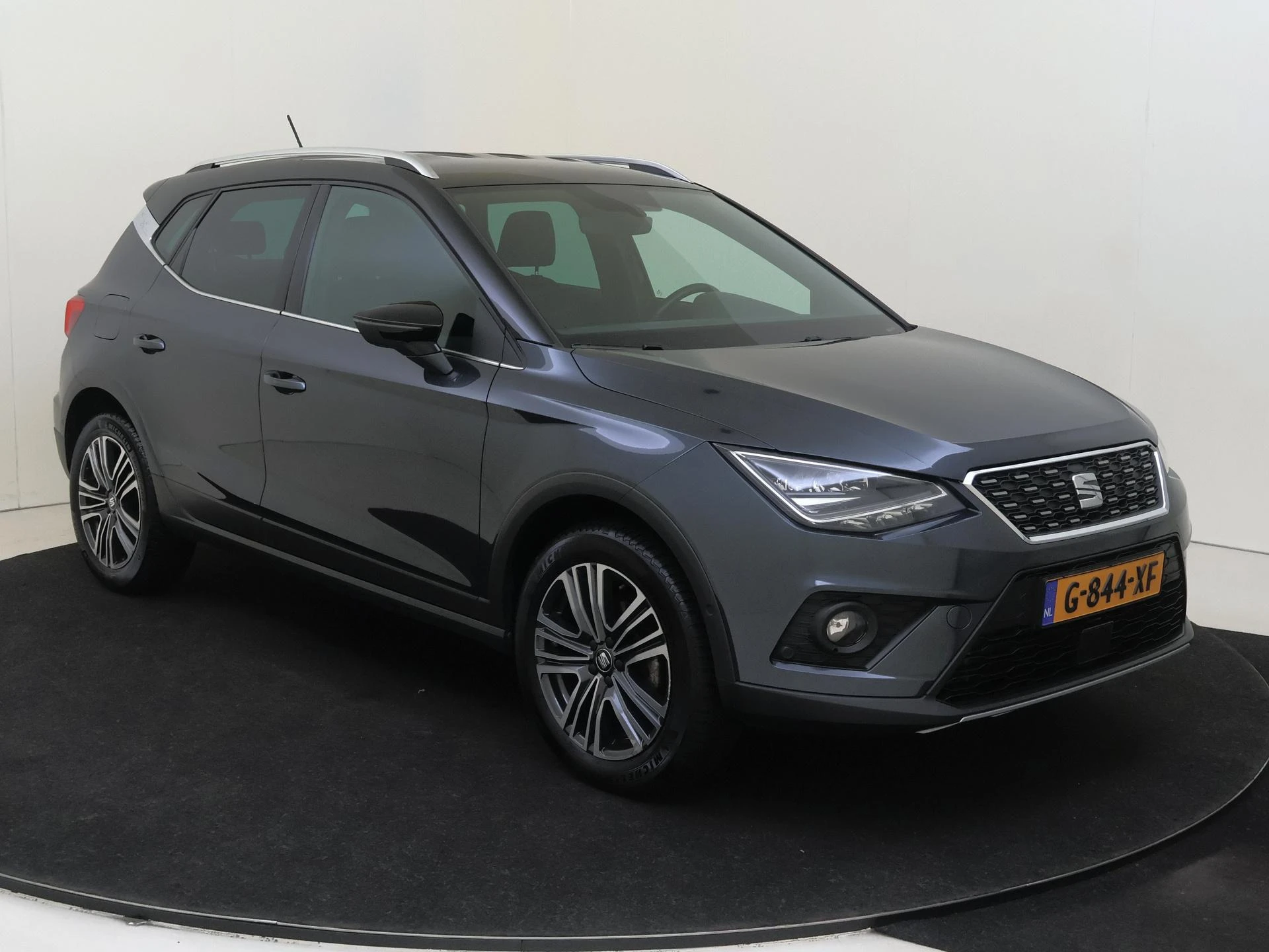 SEAT Arona met kenteken 56100 – autofoto 3