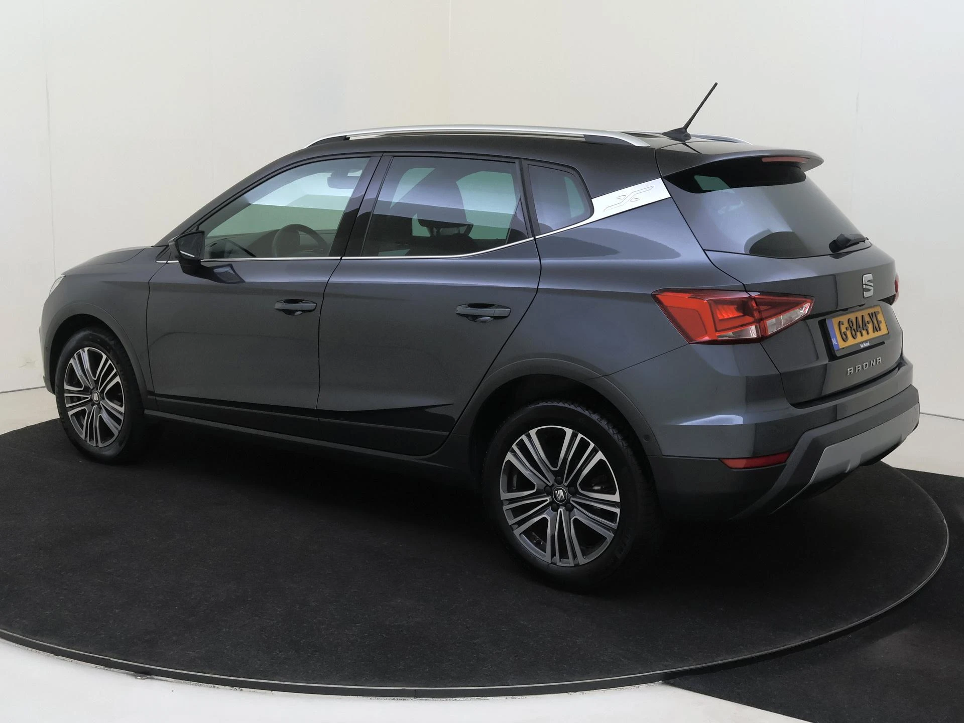 SEAT Arona met kenteken 56100 – autofoto 4
