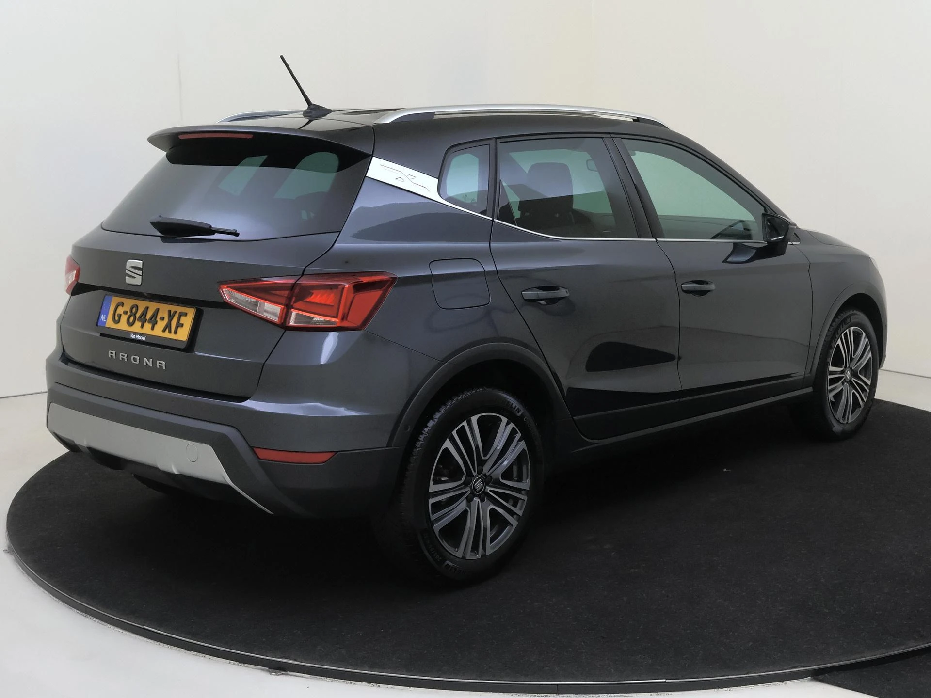 SEAT Arona met kenteken 56100 – autofoto 5