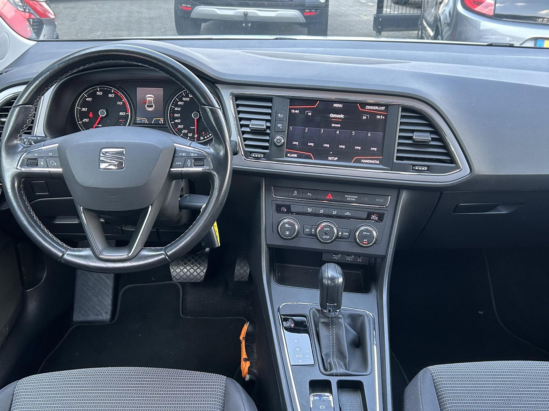 SEAT Leon met kenteken ZG-081-N – interieur