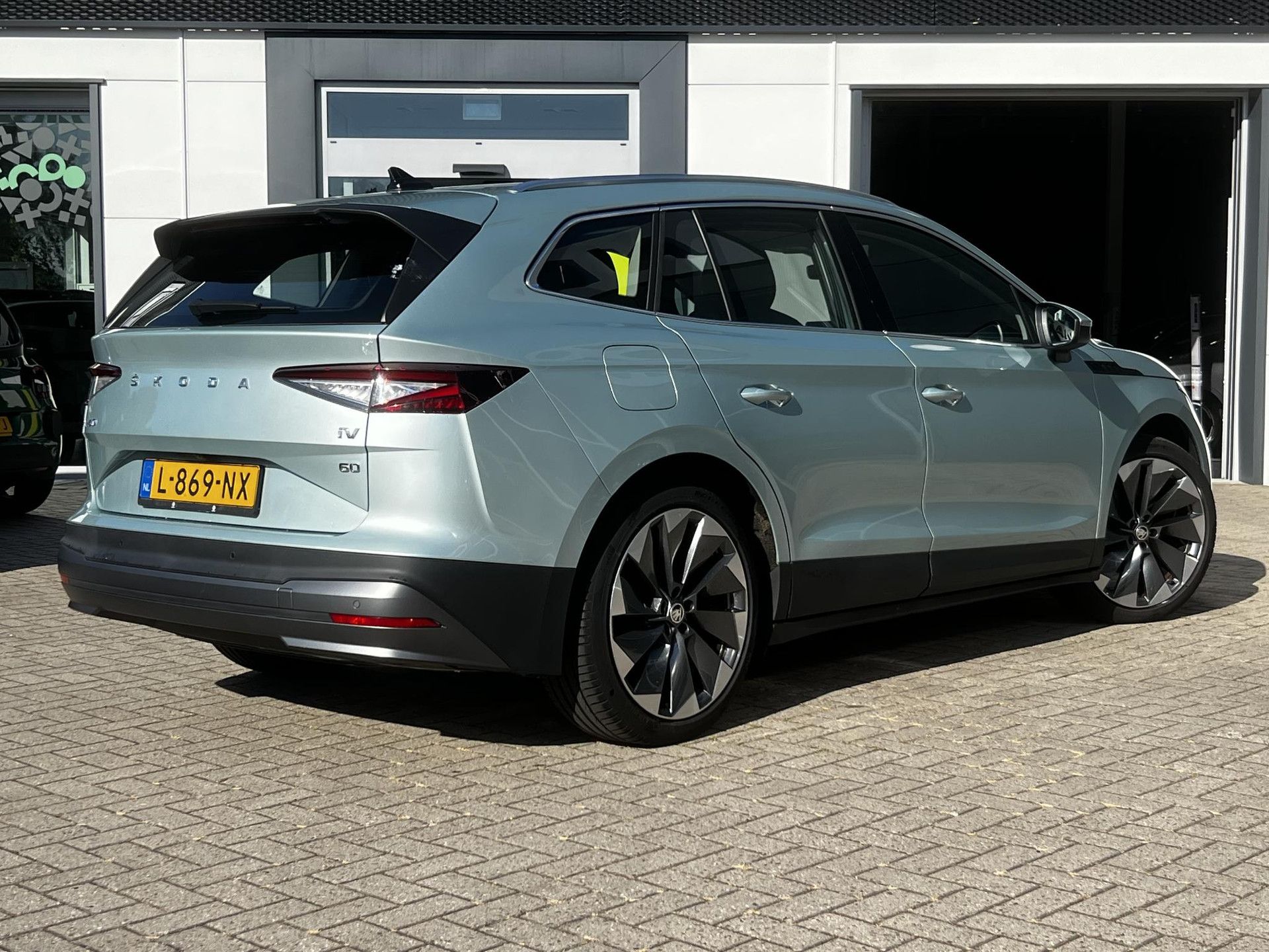 Skoda EnyaqiV met kenteken L-869-NX – achteraanzicht