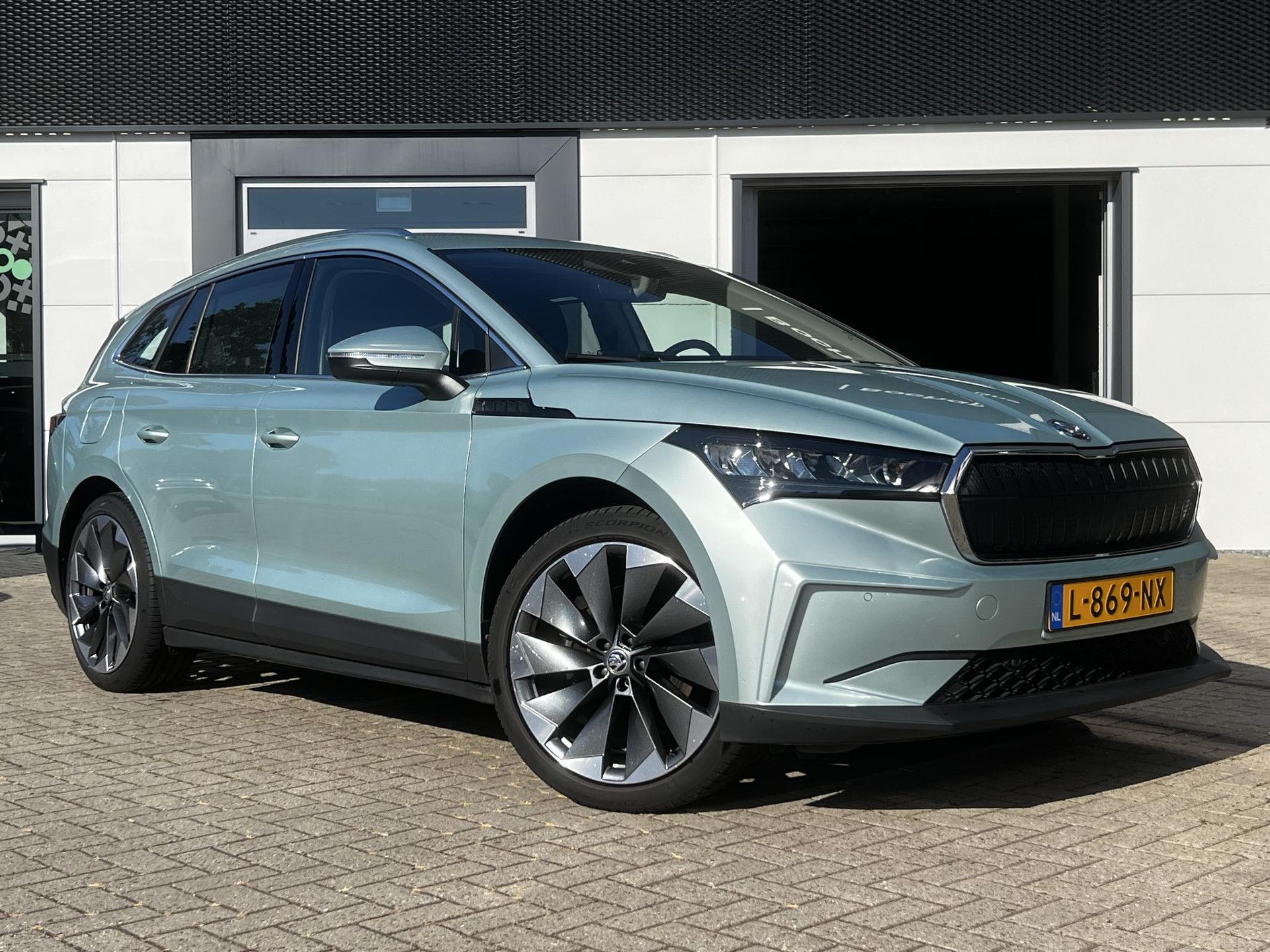 Skoda EnyaqiV met kenteken L-869-NX – detailfoto
