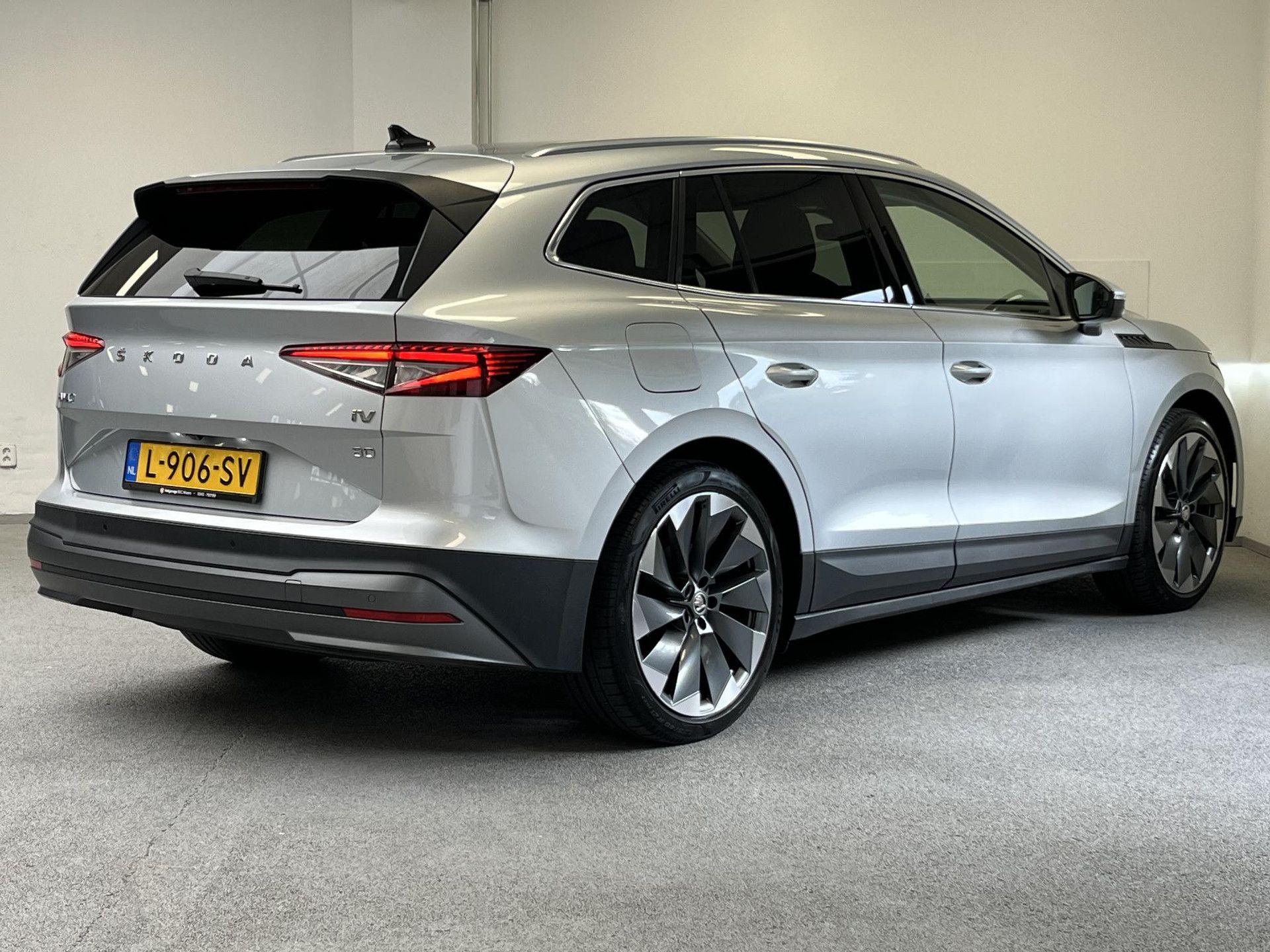 Skoda EnyaqiV met kenteken L-906-SV – achteraanzicht