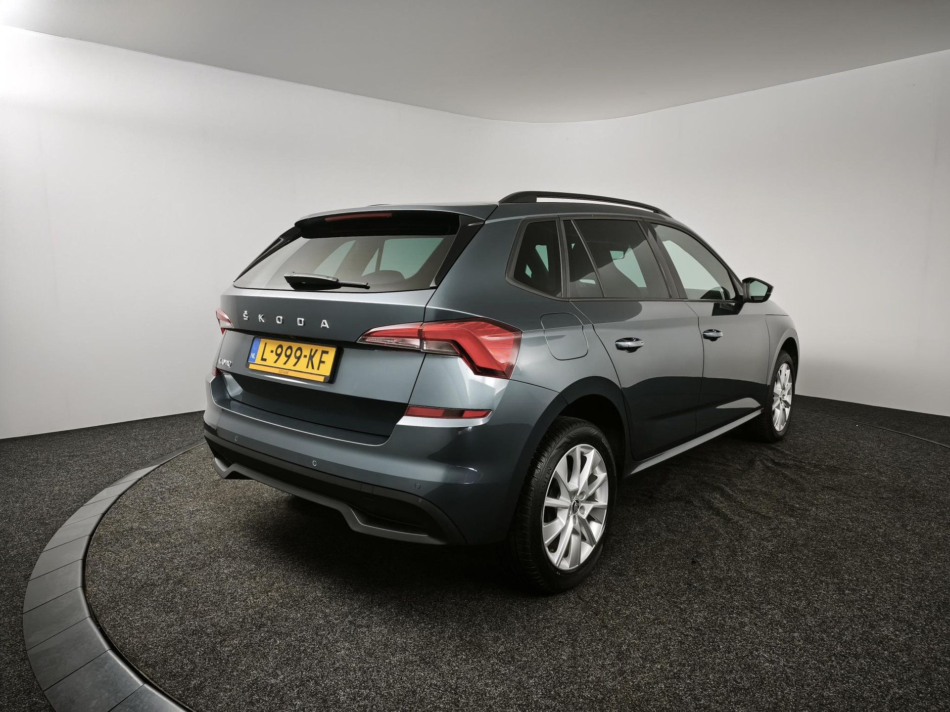 Skoda Kamiq met kenteken L-999-KF – achteraanzicht