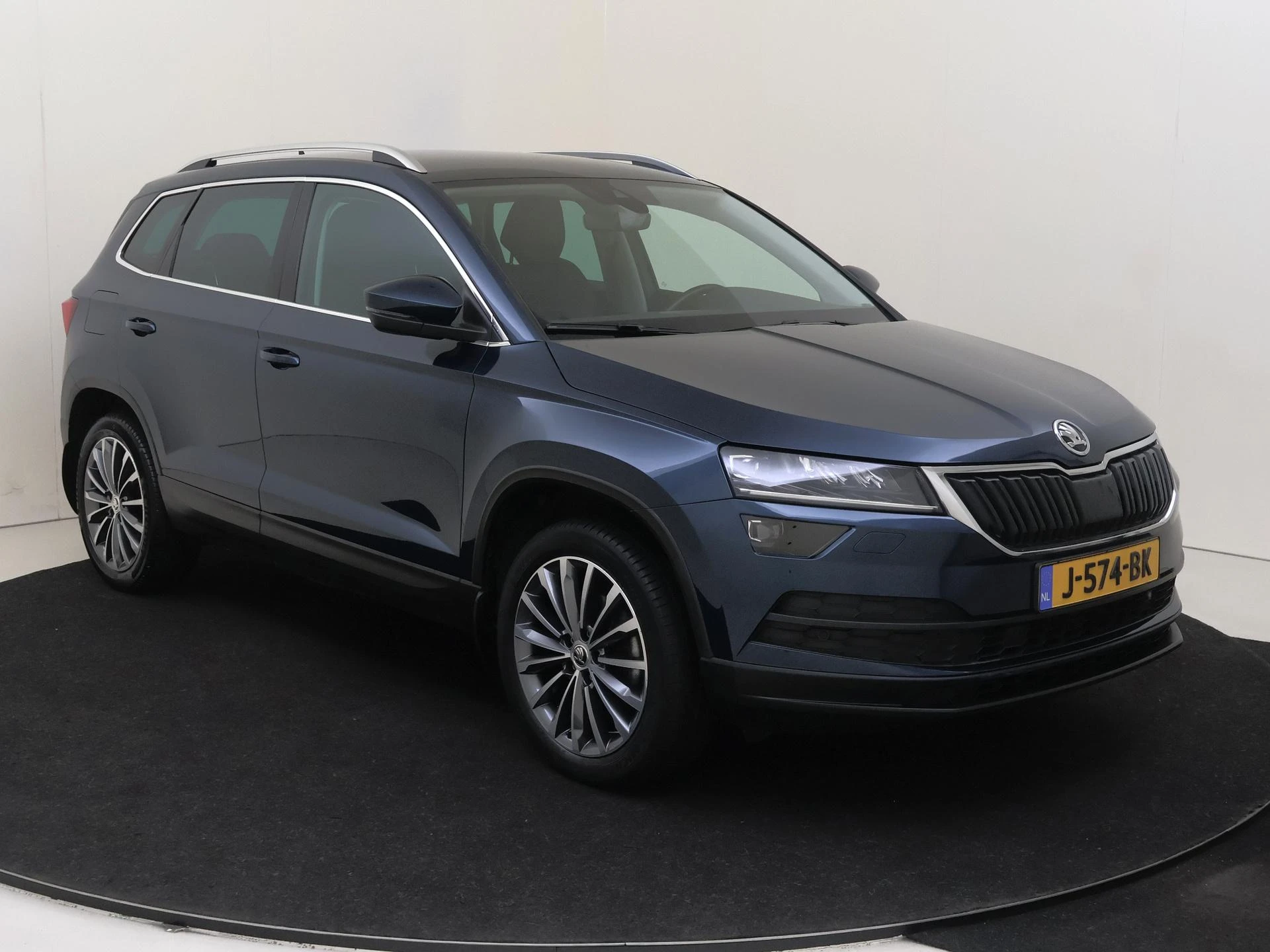 Skoda Karoq met kenteken 64100 – autofoto 3