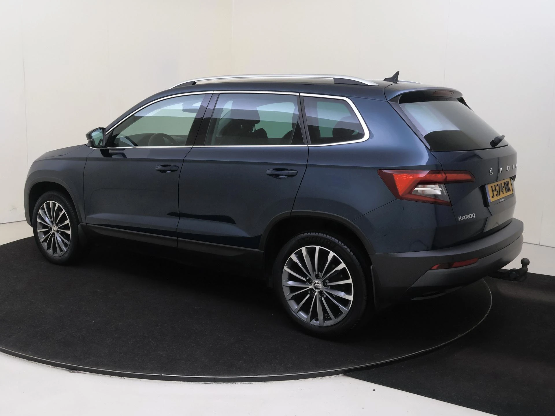 Skoda Karoq met kenteken 64100 – autofoto 4