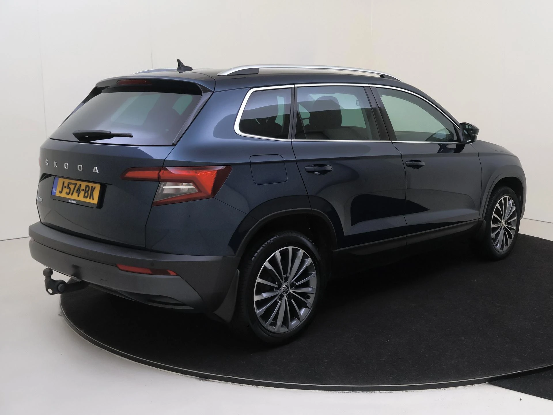 Skoda Karoq met kenteken 64100 – autofoto 5