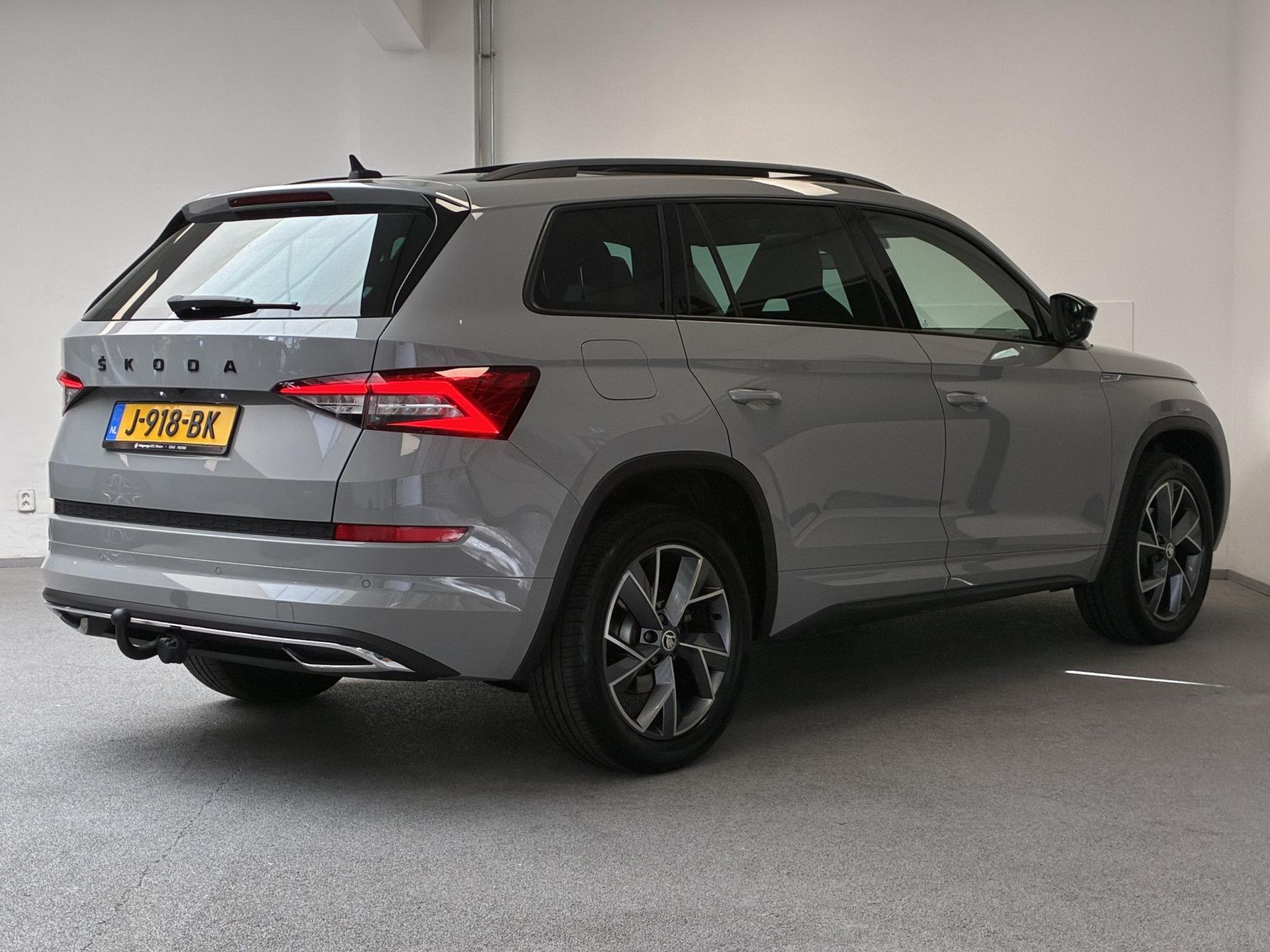 Skoda Kodiaq met kenteken J-918-BK – achteraanzicht