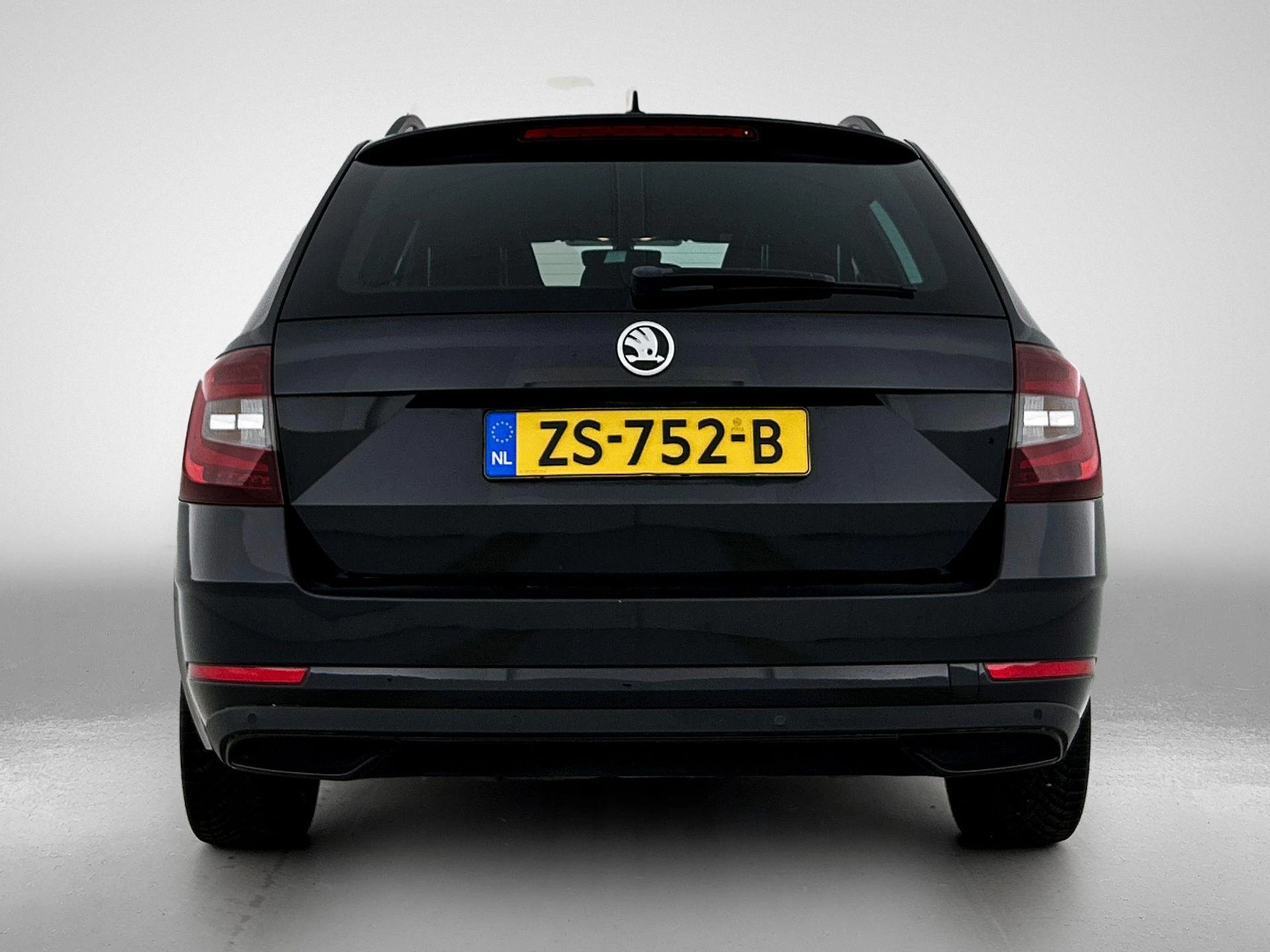 Skoda Octavia met kenteken 56100 – autofoto 5