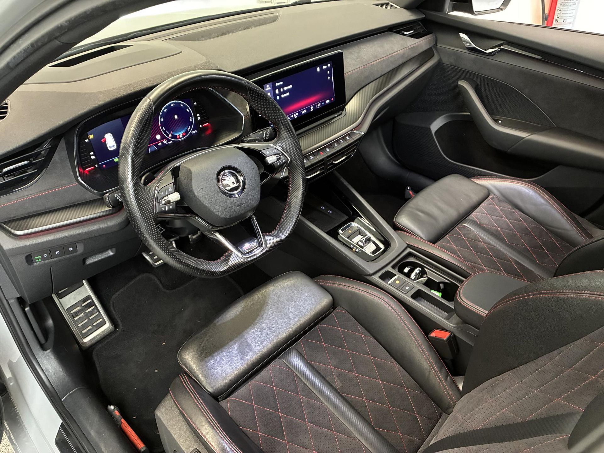 Skoda Octavia met kenteken K-561-VJ – dashboard