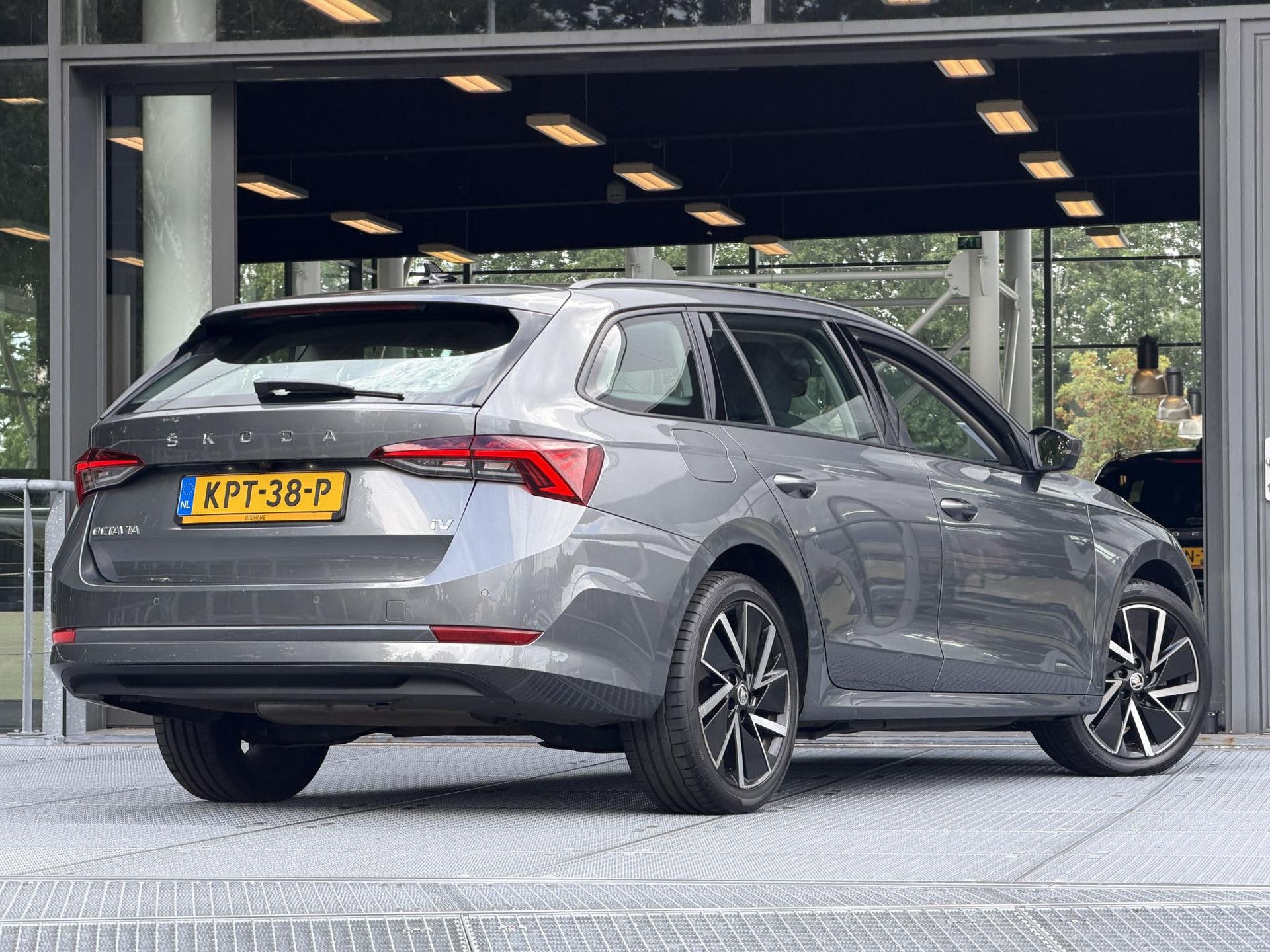 Skoda Octavia met kenteken KPT-38-P – achteraanzicht