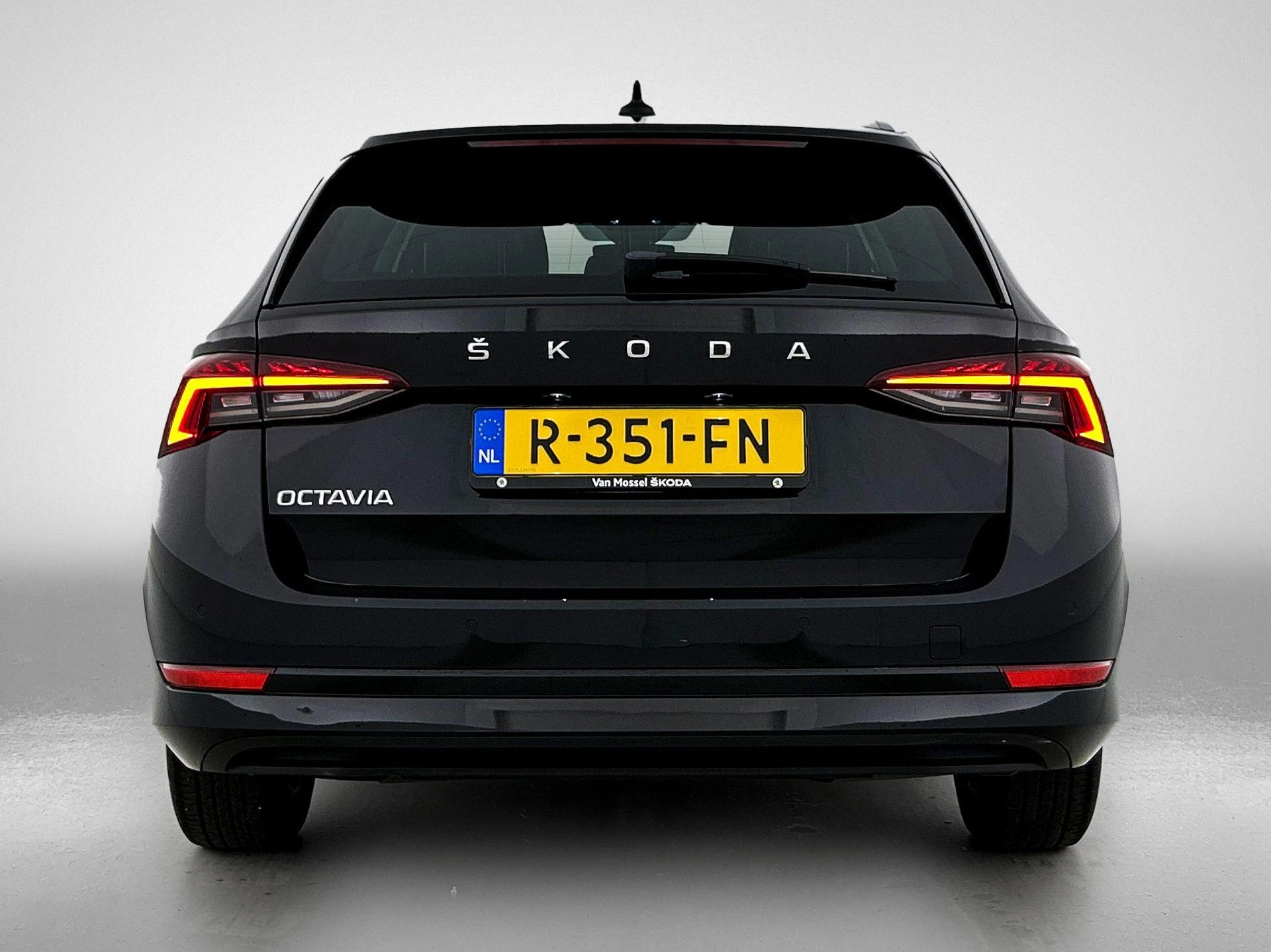 Skoda Octavia met kenteken R-351-FN – autofoto 5