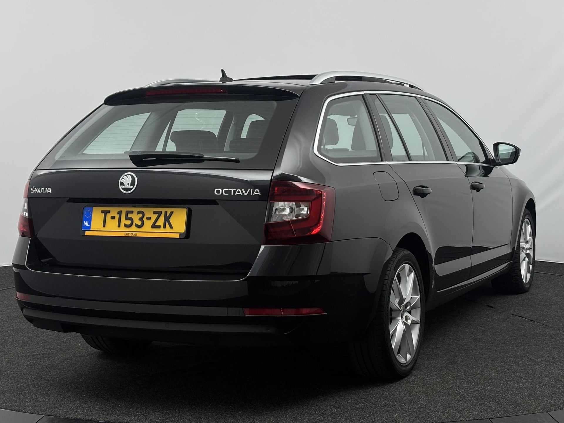 Skoda Octavia met kenteken T-153-ZK – achteraanzicht