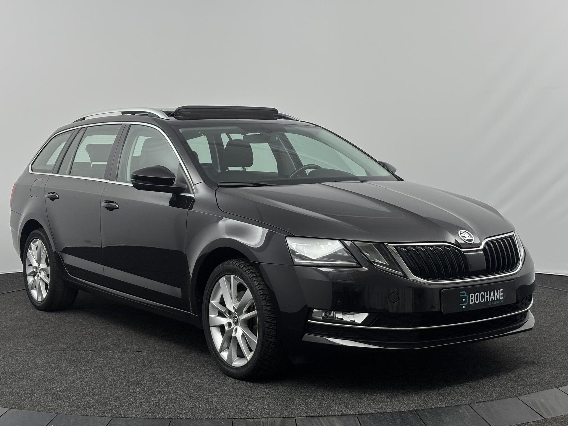 Skoda Octavia met kenteken T-153-ZK – detailfoto