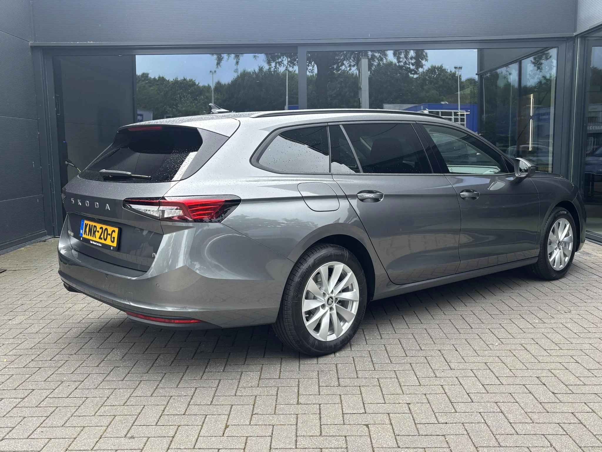 Skoda Superb met kenteken KNR-20-G – autofoto 5