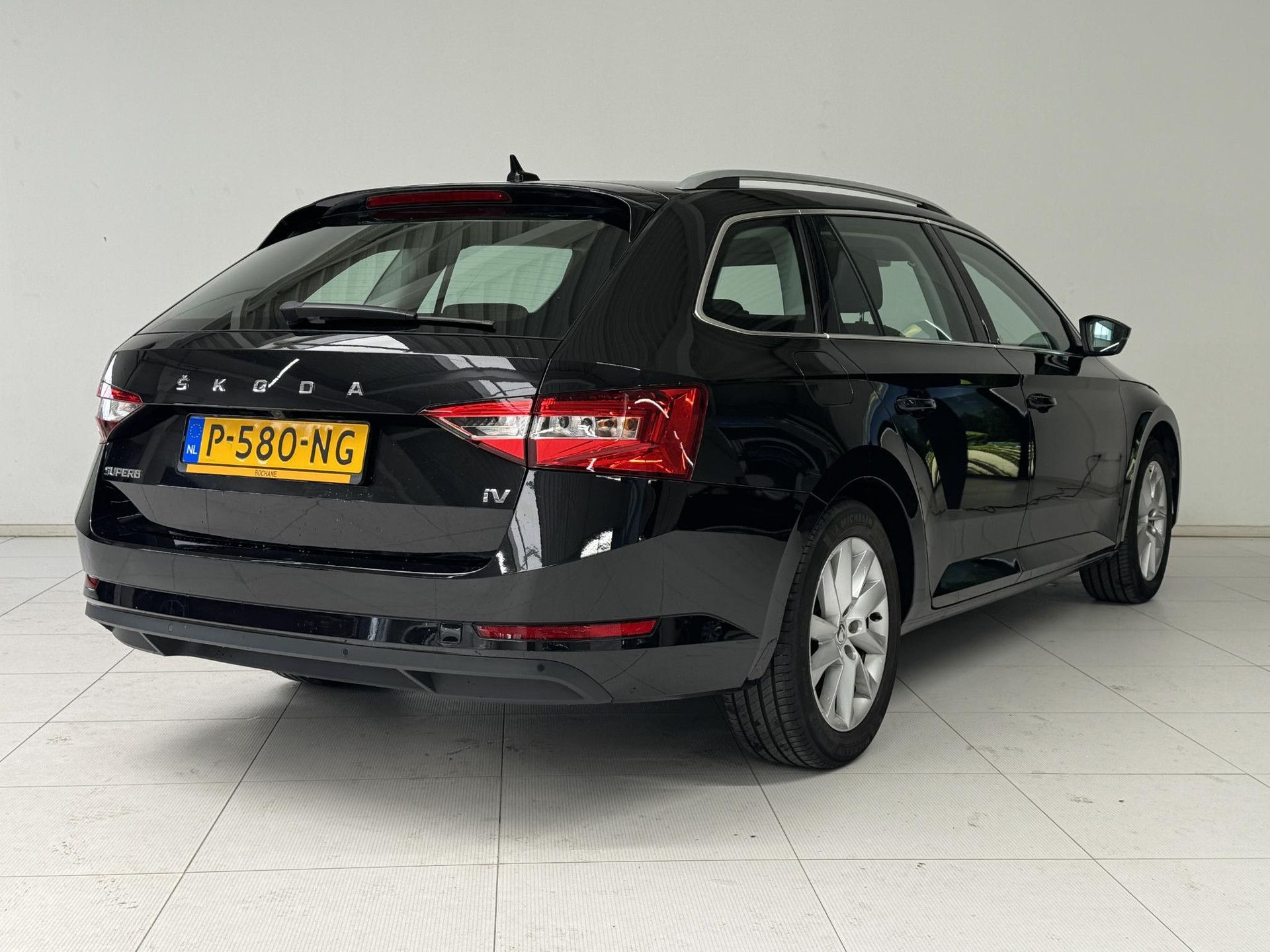 Skoda Superb met kenteken P-580-NG – achteraanzicht