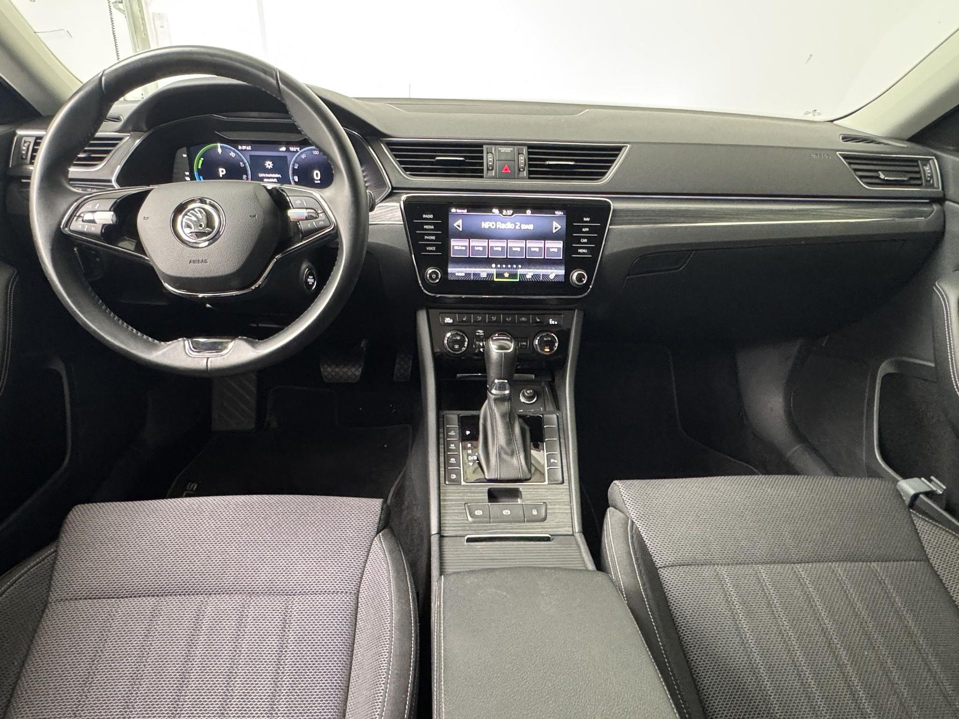 Skoda Superb met kenteken P-580-NG – interieur