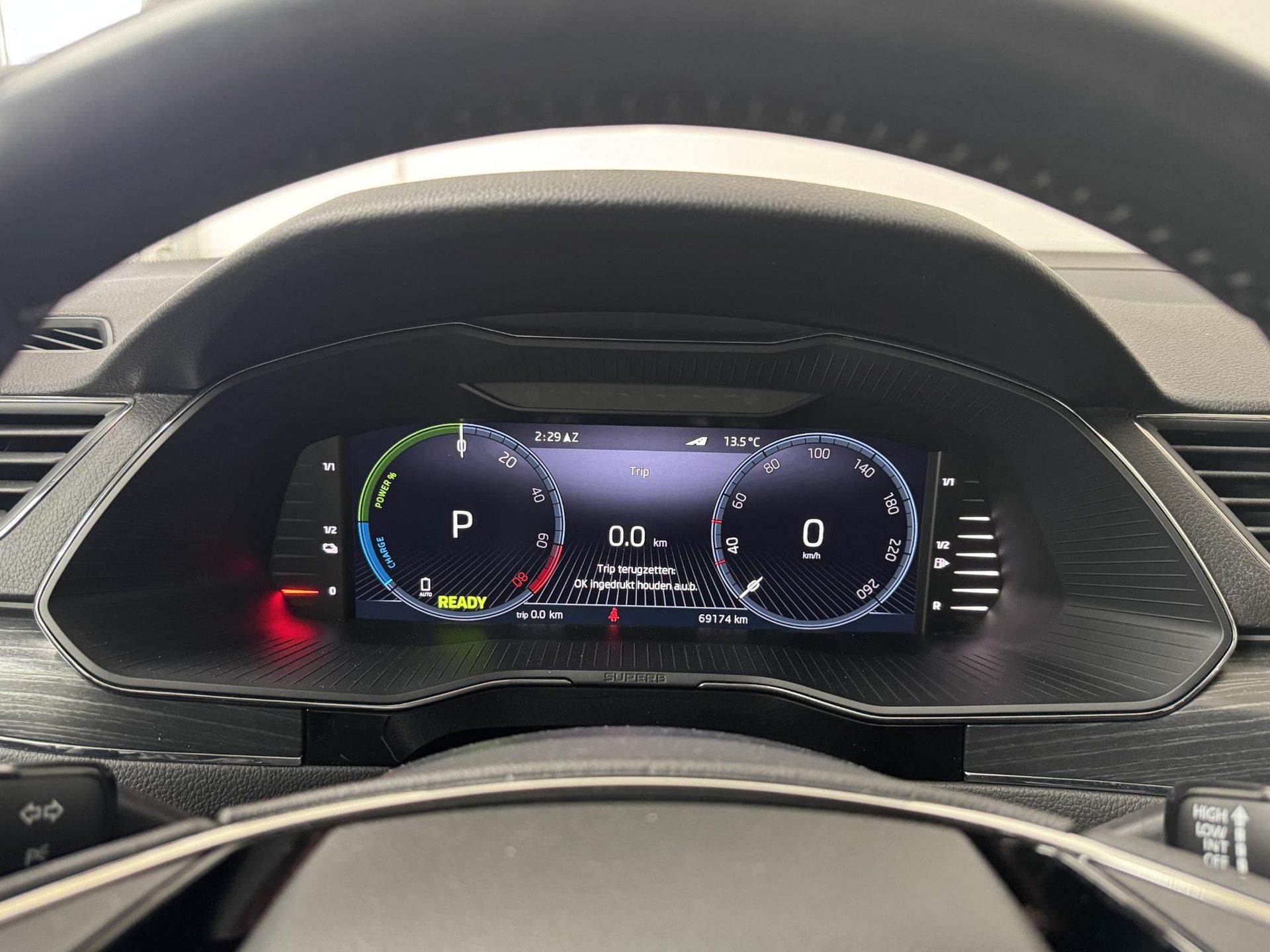 Skoda Superb met kenteken P-580-NG – dashboard