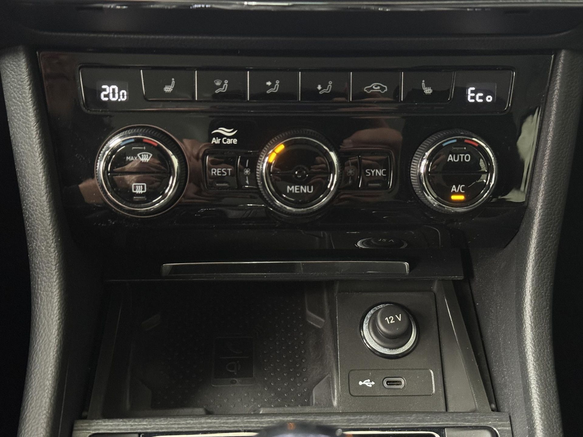 Skoda Superb met kenteken P-580-NG – detailfoto