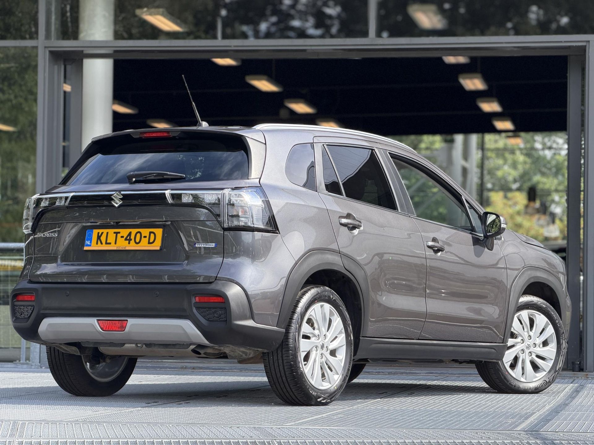 Suzuki S-Cross met kenteken KLT-40-D – achteraanzicht