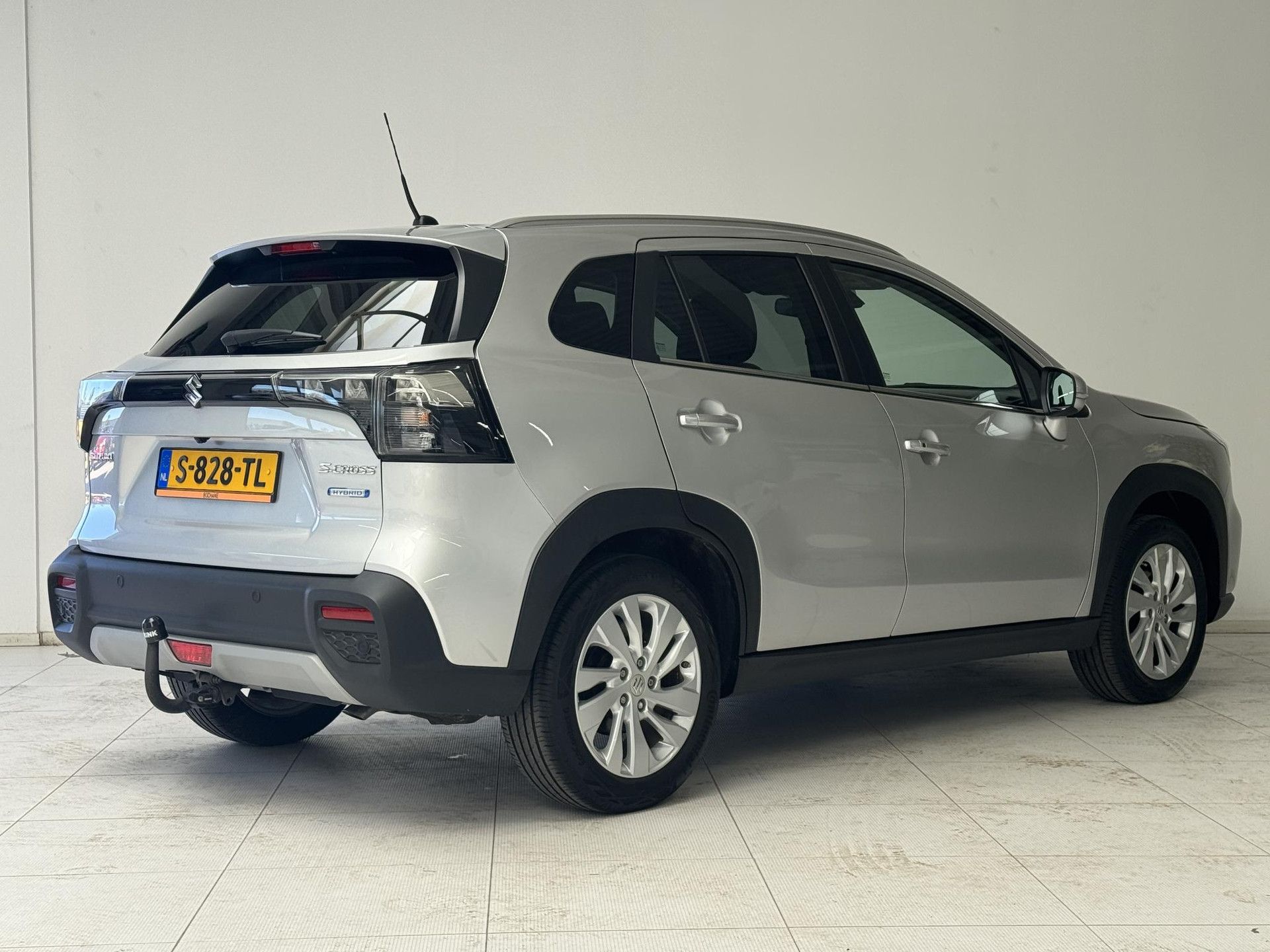 Suzuki S-Cross met kenteken S-828-TL – achteraanzicht