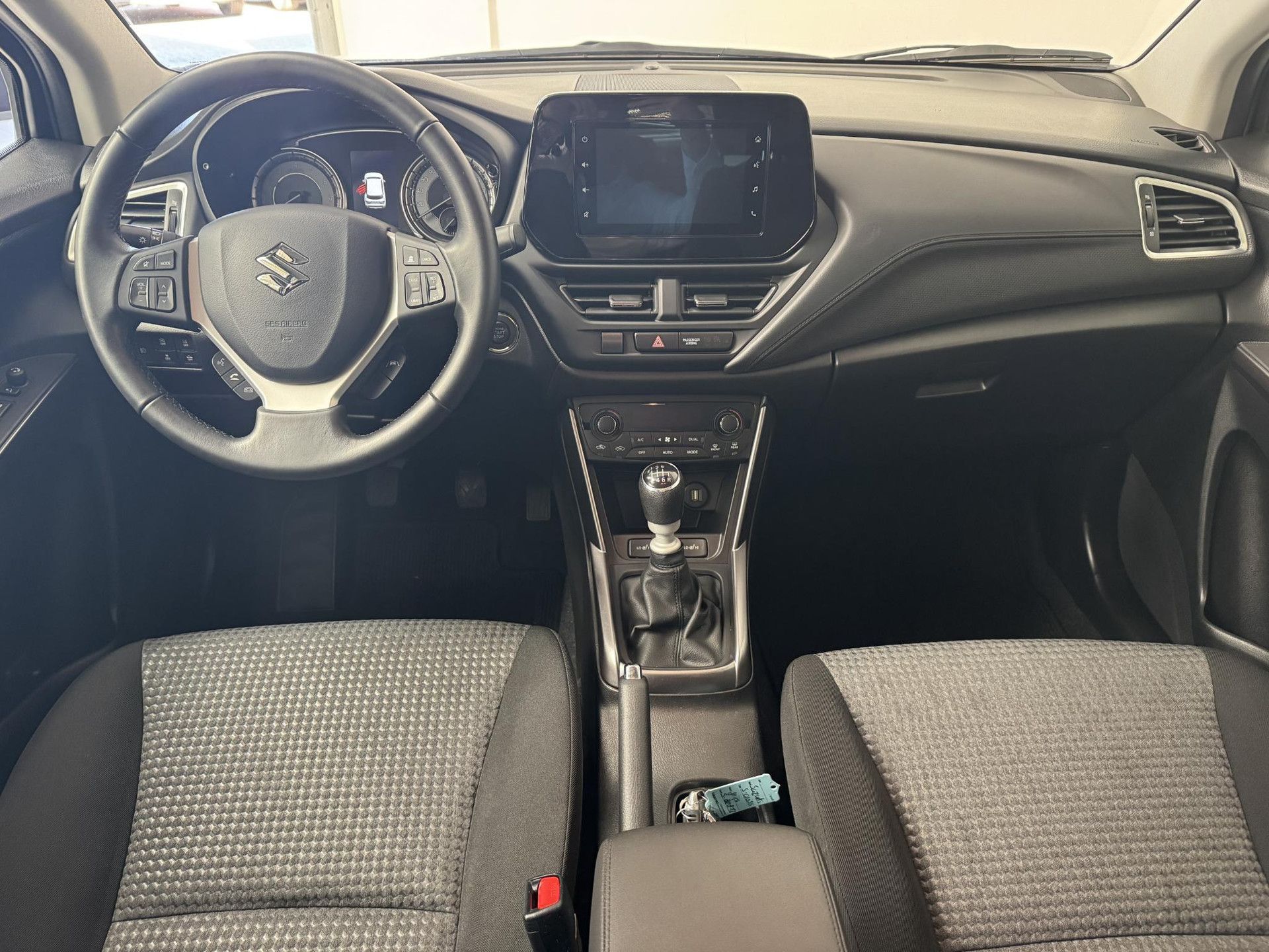Suzuki S-Cross met kenteken S-828-TL – interieur