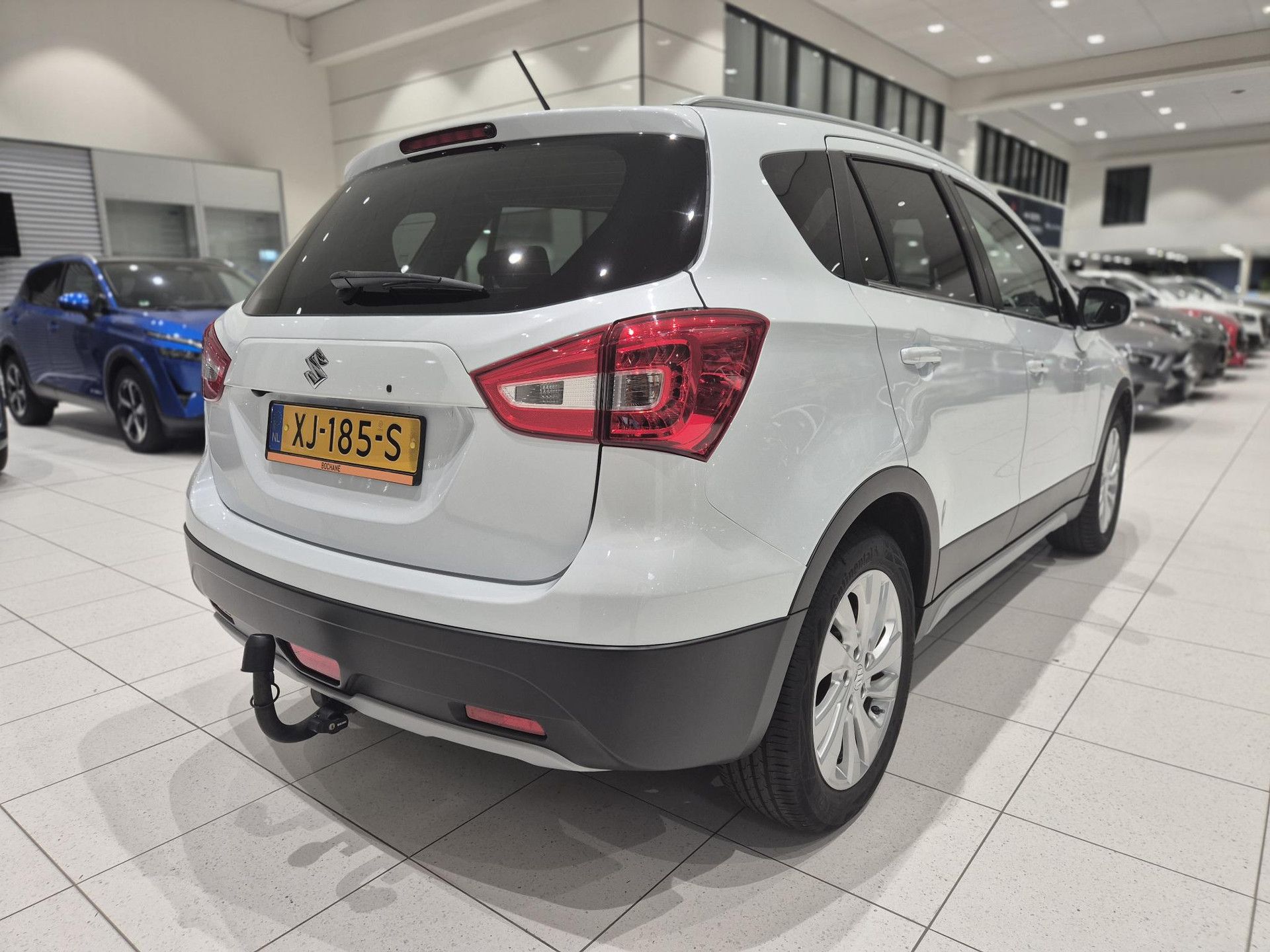 Suzuki S-Cross met kenteken XJ-185-S – achteraanzicht