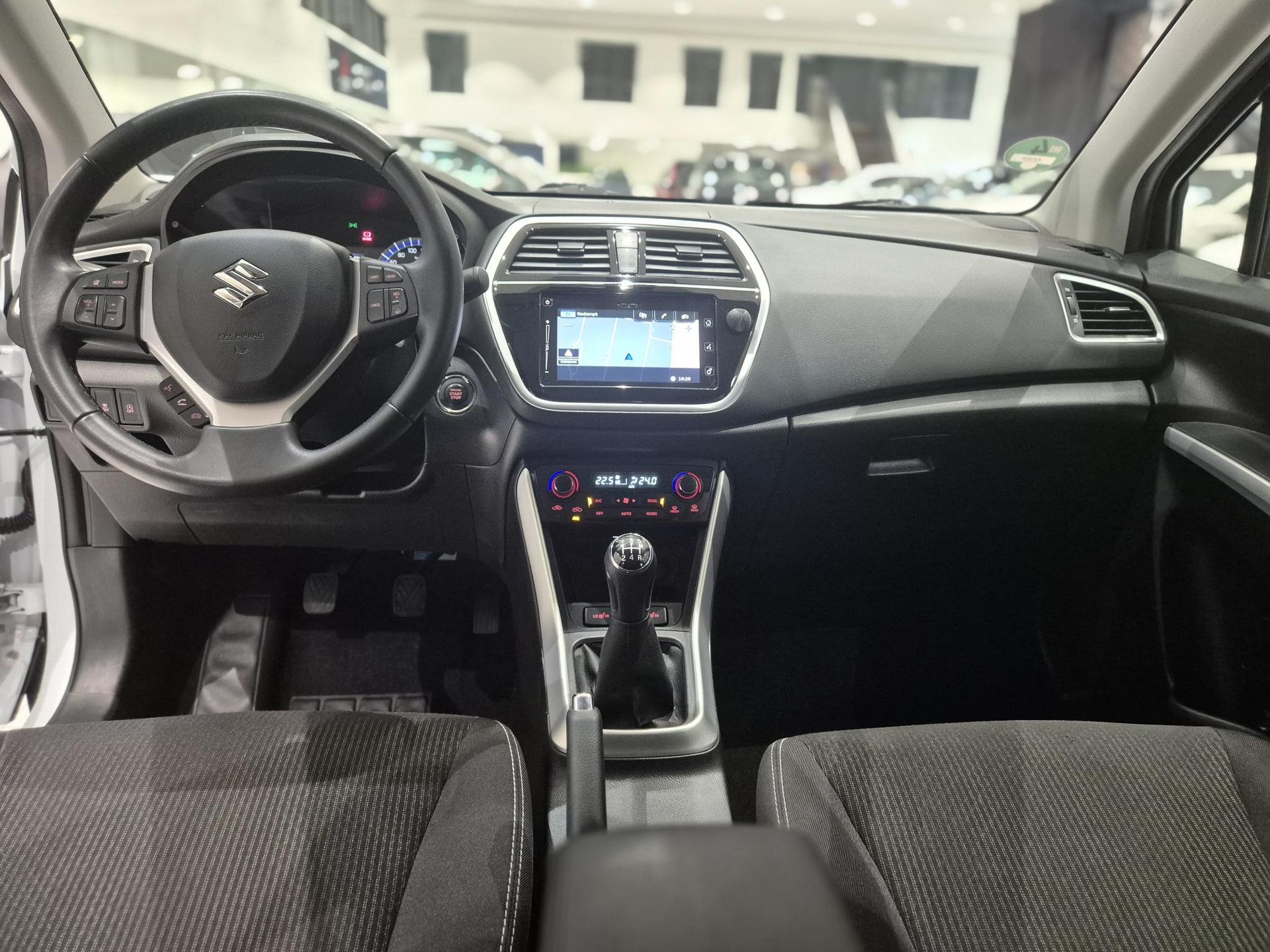Suzuki S-Cross met kenteken XJ-185-S – interieur