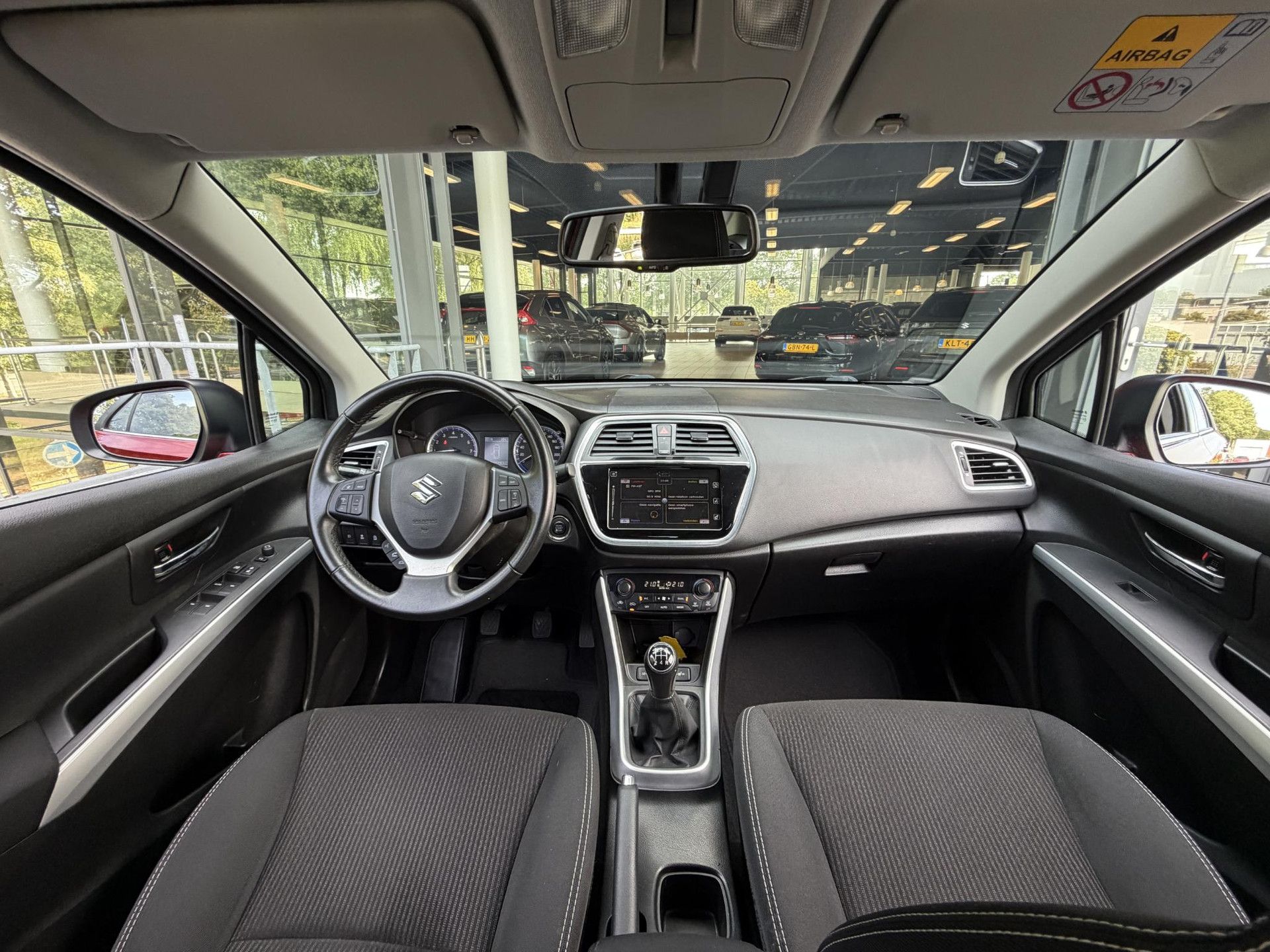Suzuki S-Cross met kenteken XS-394-J – interieur