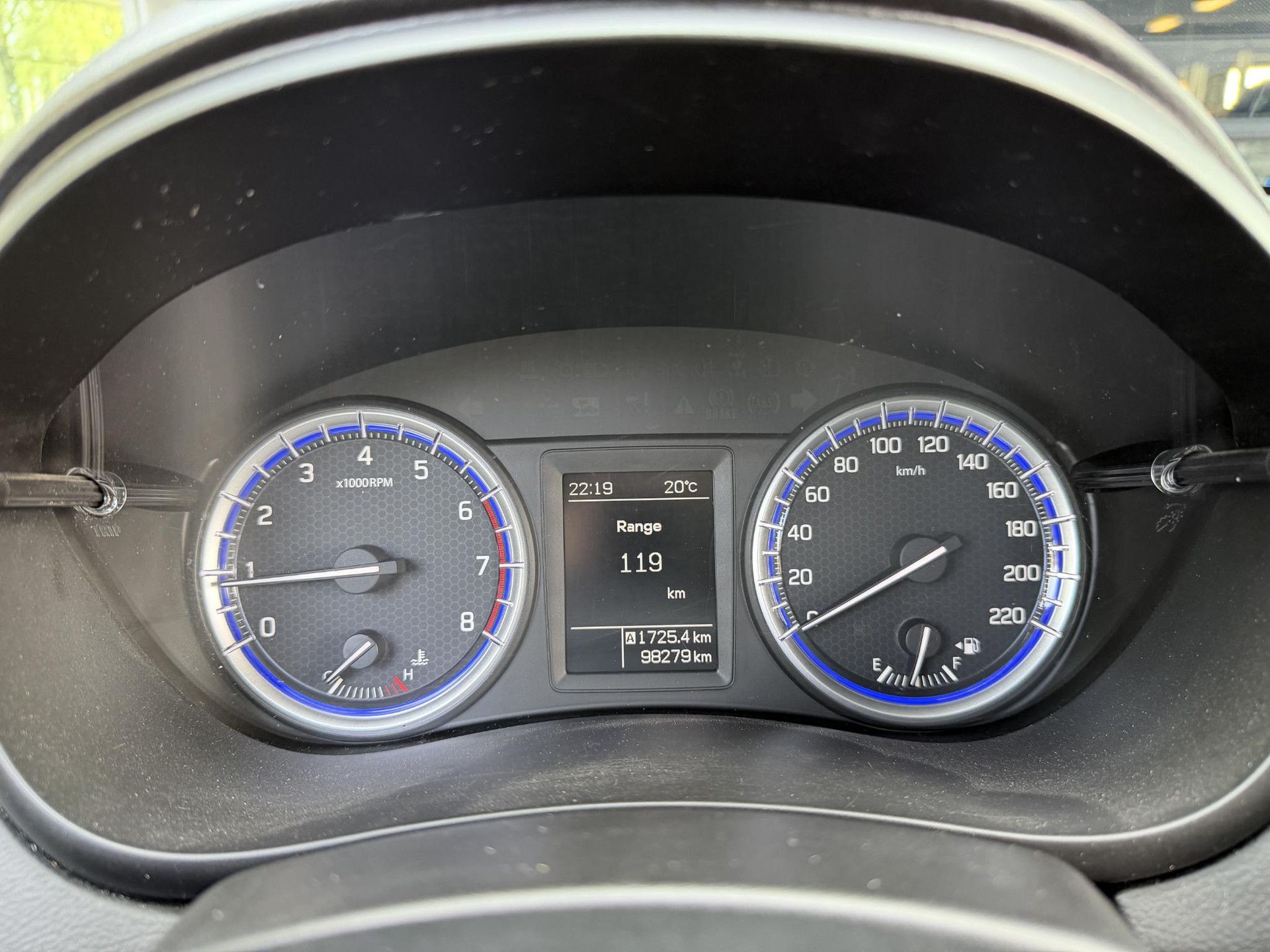 Suzuki S-Cross met kenteken XS-394-J – dashboard