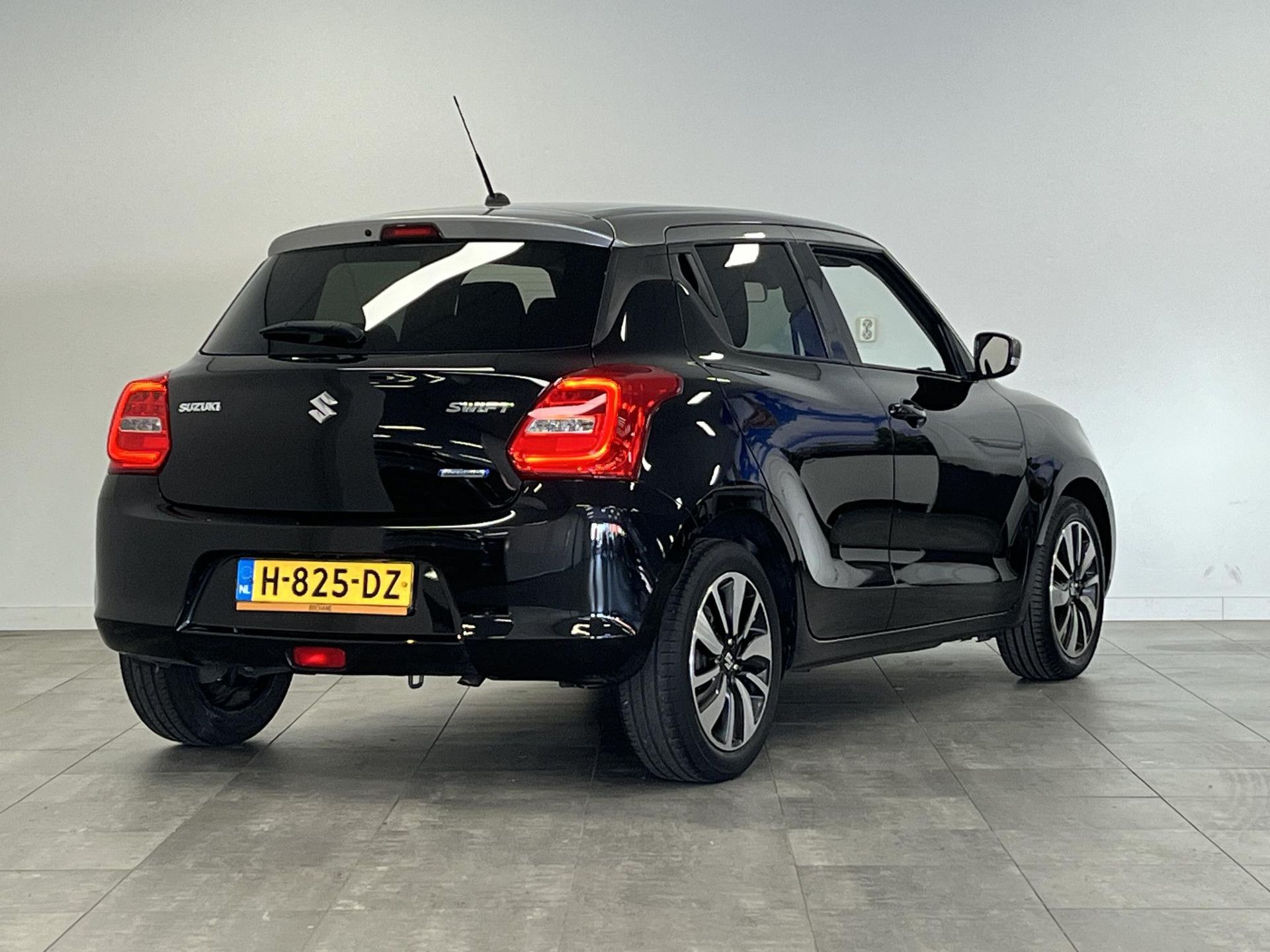 Suzuki Swift met kenteken H-825-DZ – achteraanzicht