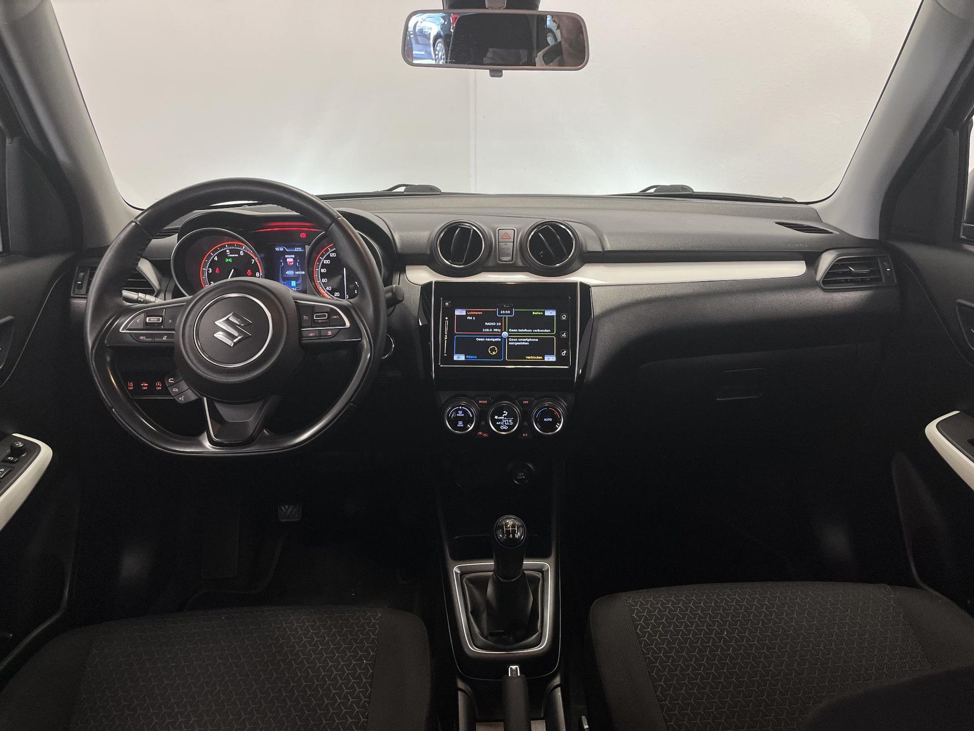 Suzuki Swift met kenteken H-825-DZ – interieur