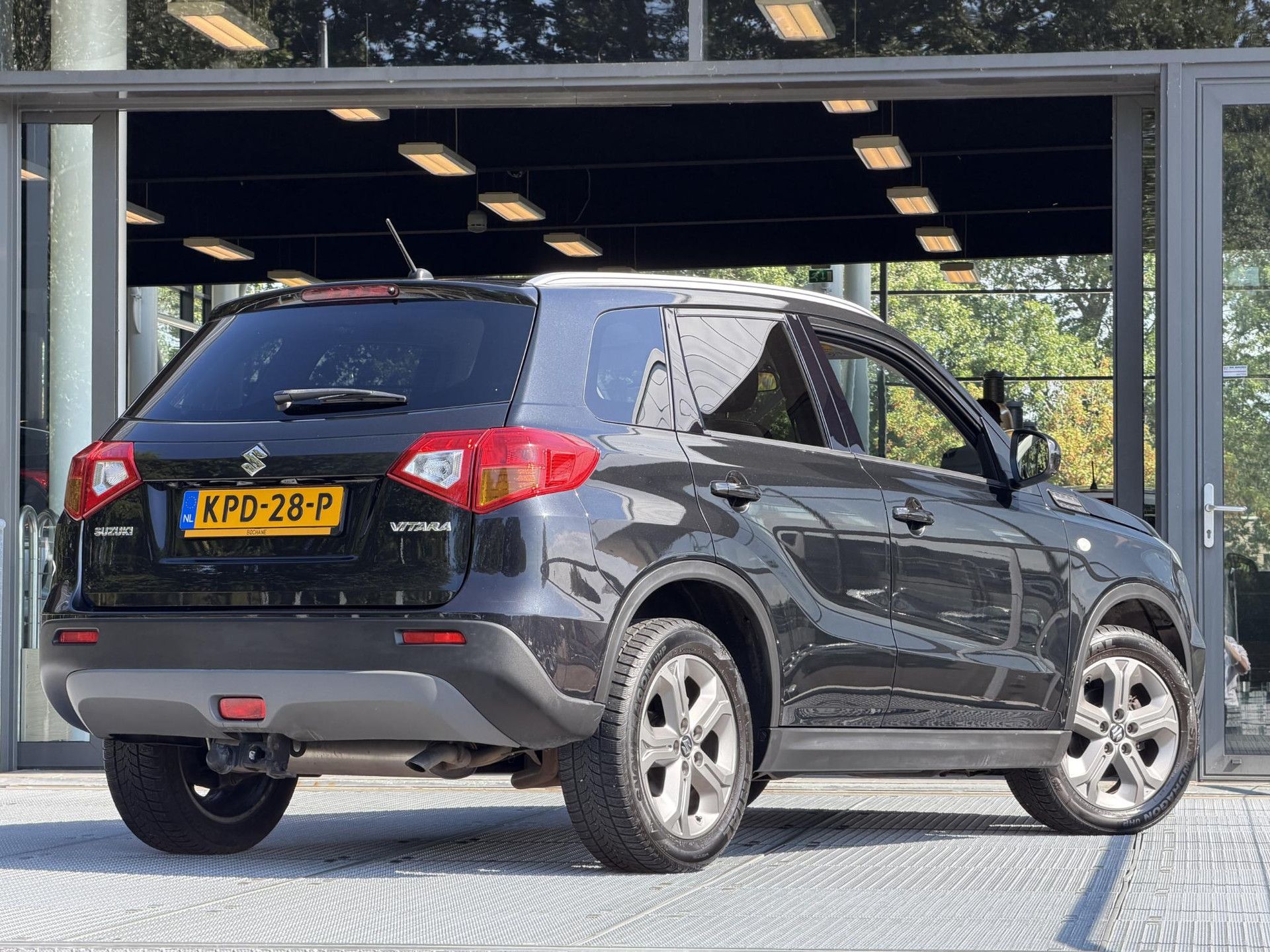 Suzuki Vitara met kenteken KPD-28-P – achteraanzicht