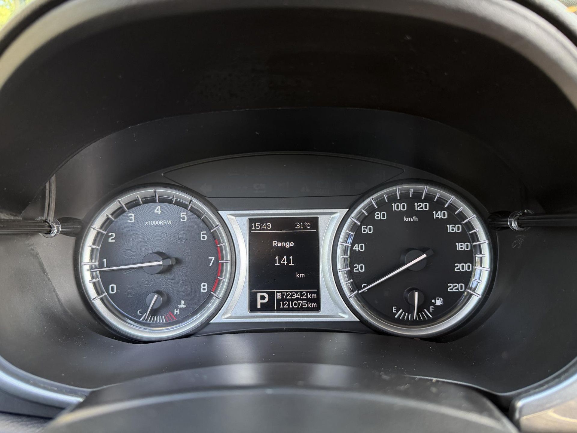 Suzuki Vitara met kenteken KPD-28-P – dashboard