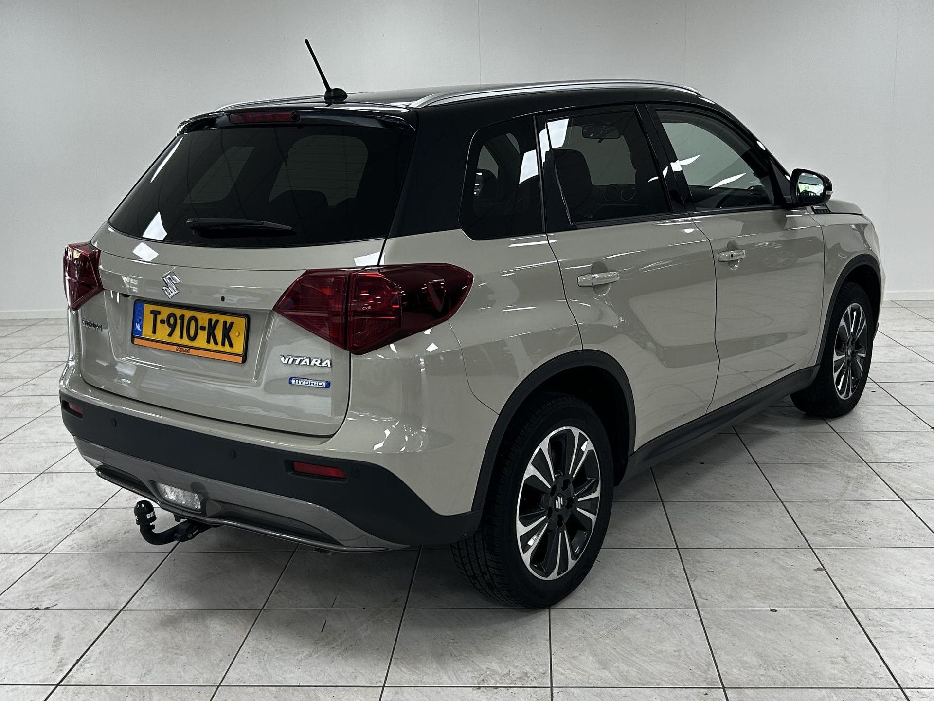 Suzuki Vitara met kenteken T-910-KK – achteraanzicht