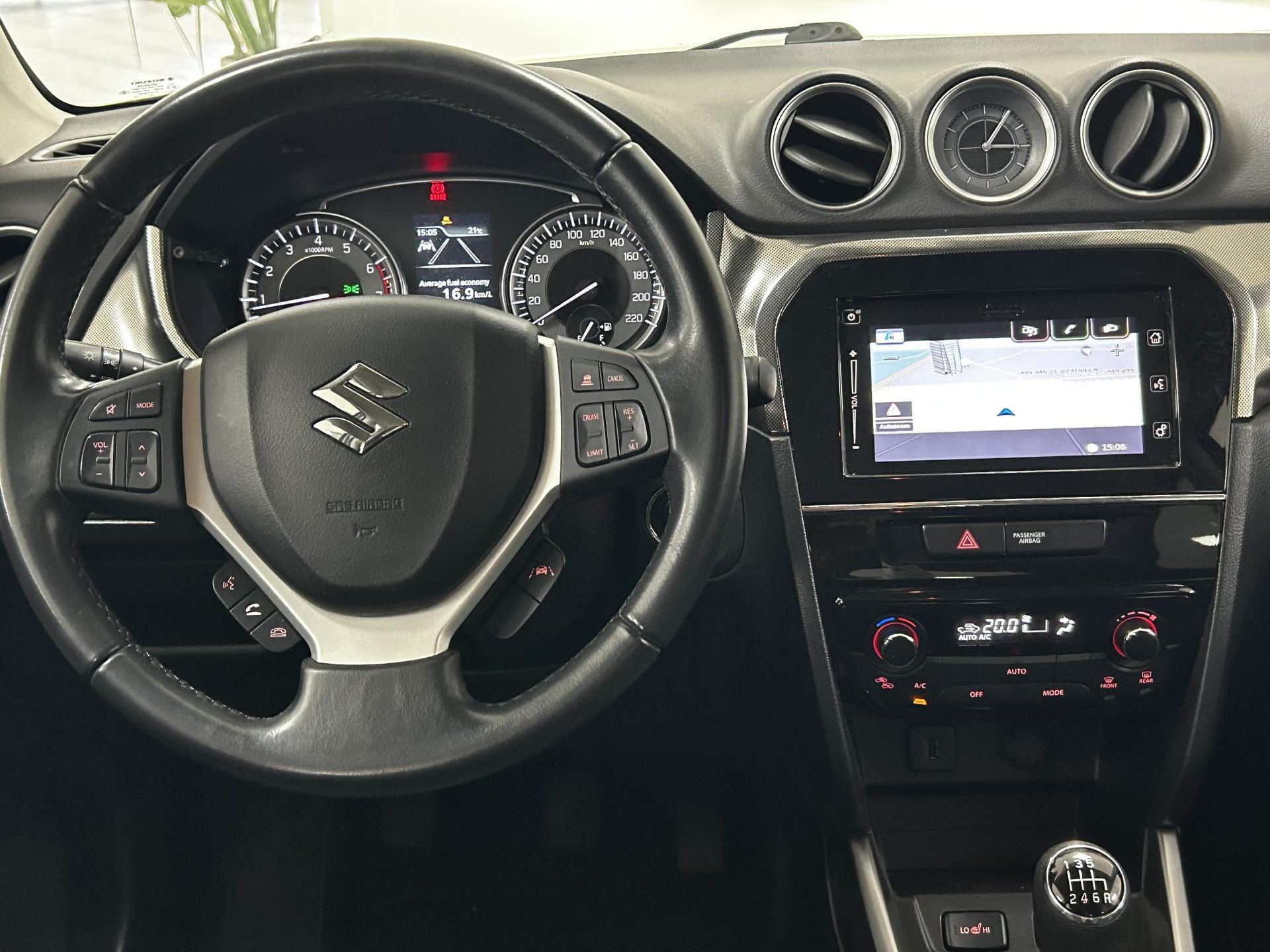 Suzuki Vitara met kenteken T-910-KK – interieur