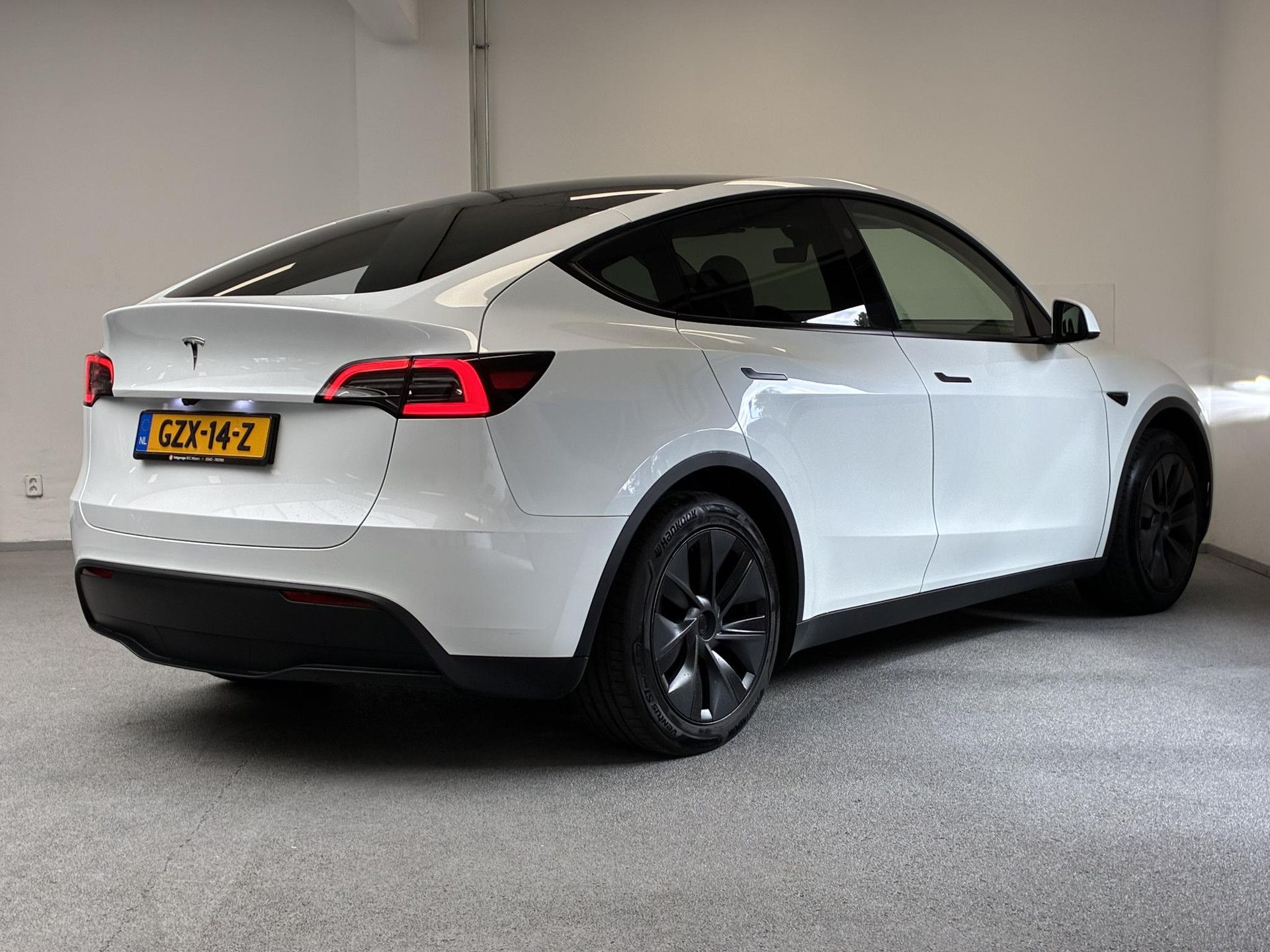 Tesla ModelY met kenteken GZX-14-Z – achteraanzicht