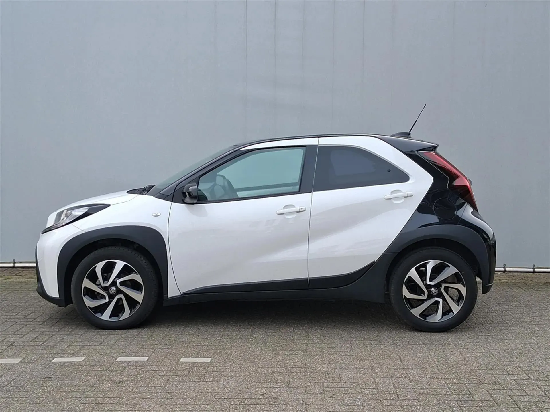 Toyota Aygo met kenteken KHG-28-V – achteraanzicht