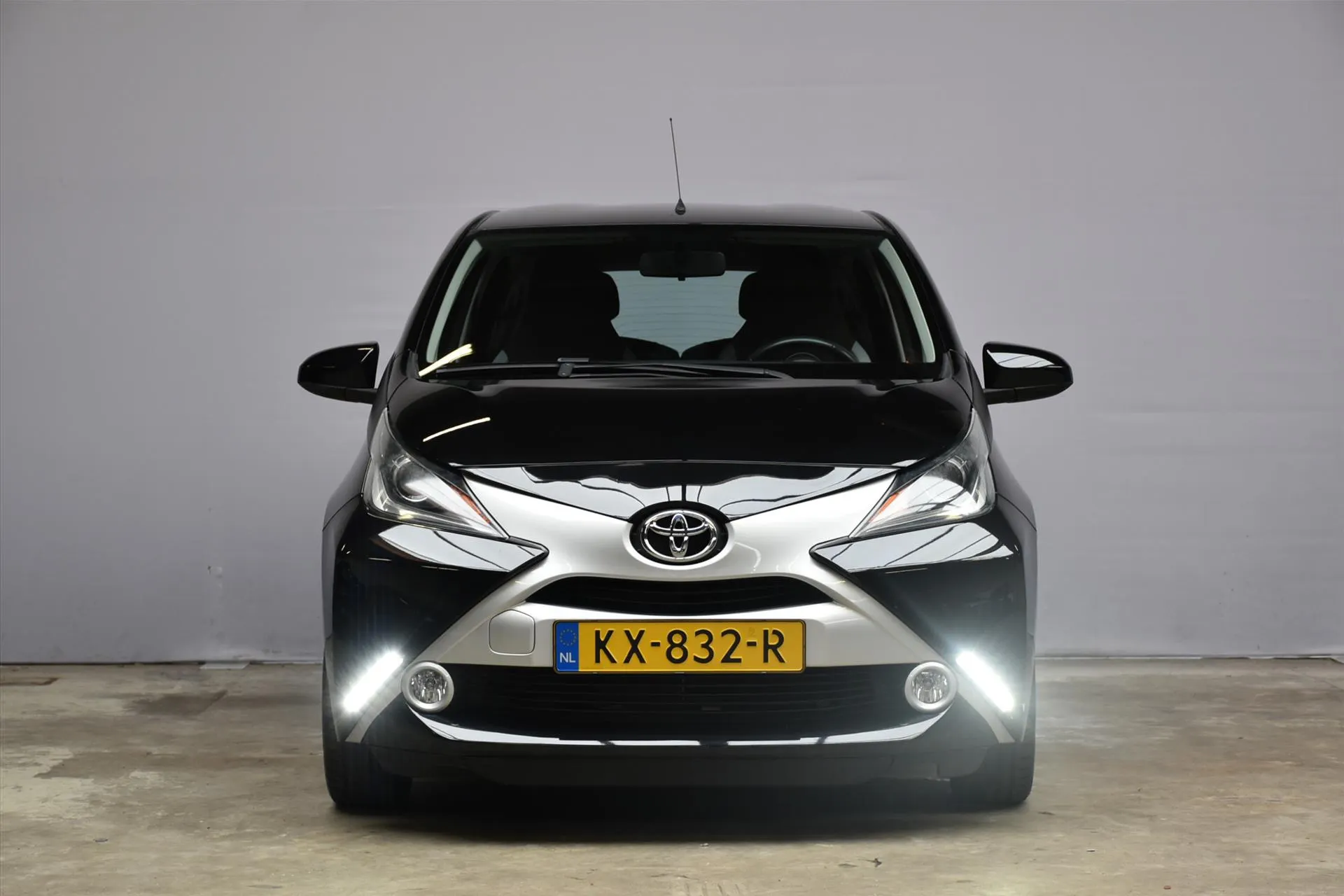 Toyota Aygo met kenteken KX-832-R – achteraanzicht