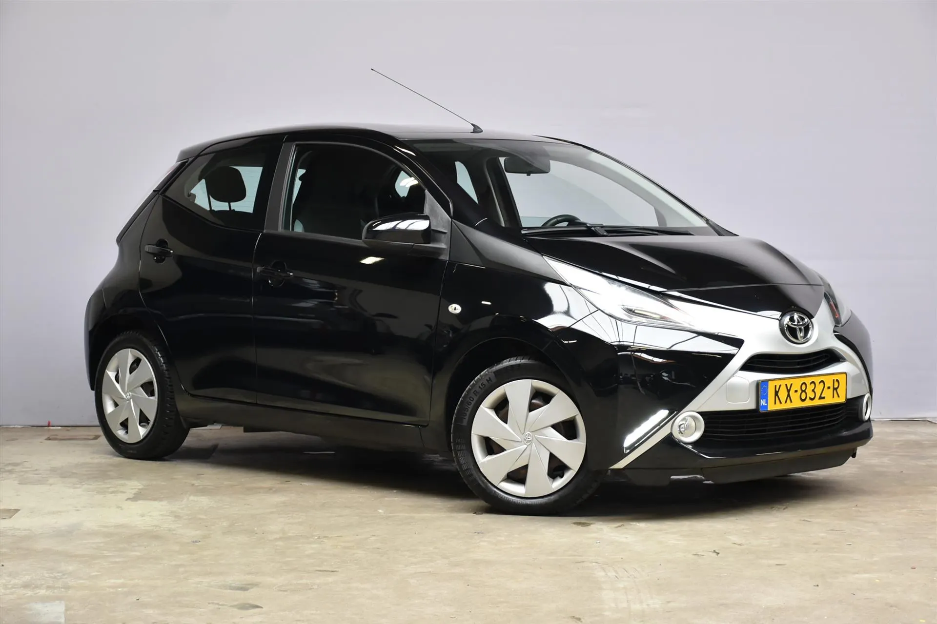 Toyota Aygo met kenteken KX-832-R – interieur
