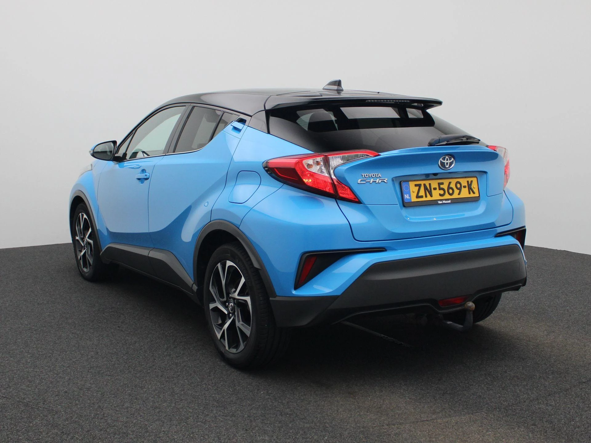 Toyota C-HR met kenteken 34100 – autofoto 3